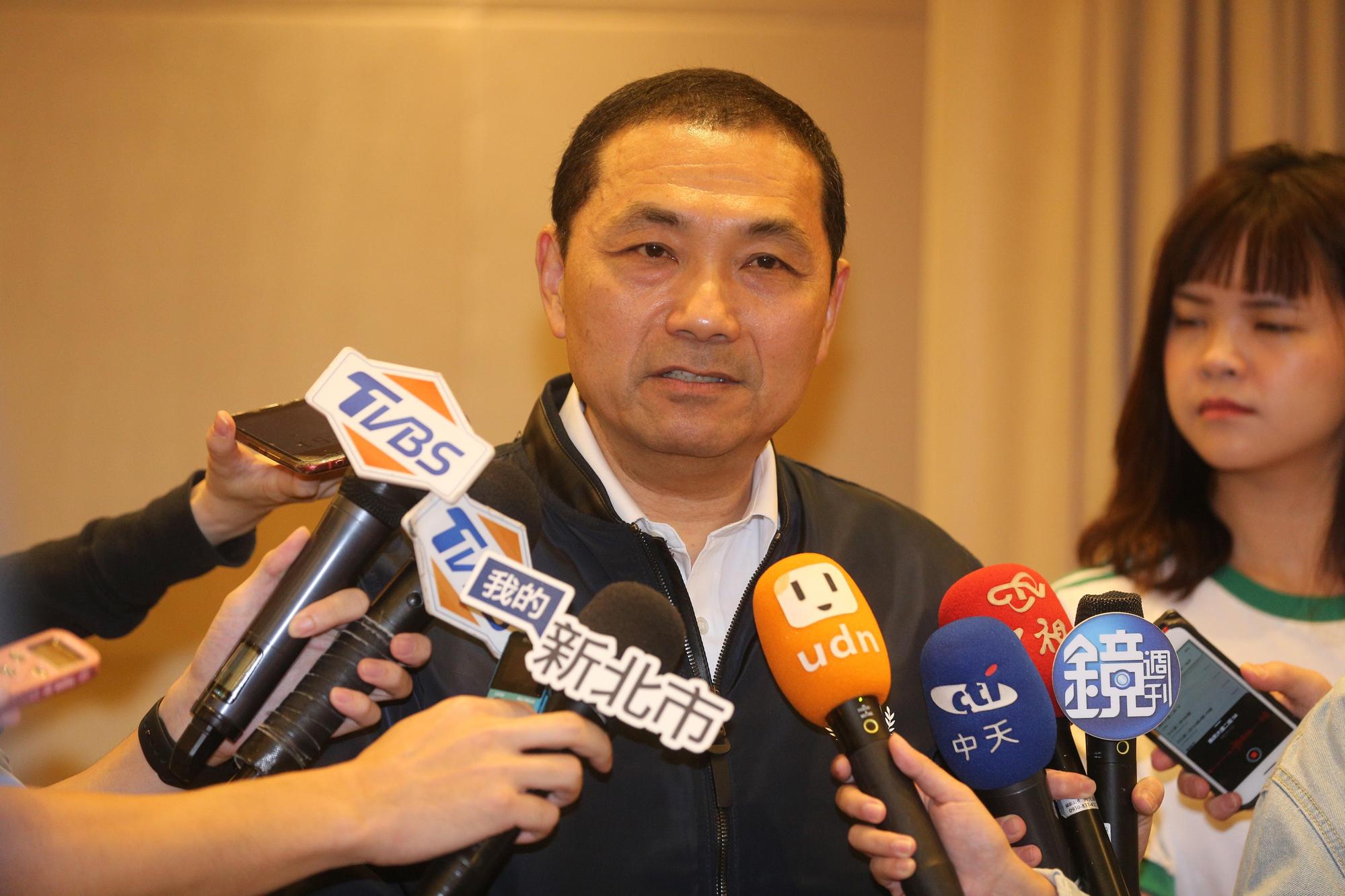 侯友宜市政會議後受訪,再次說明拔官原因。(翻攝畫面)