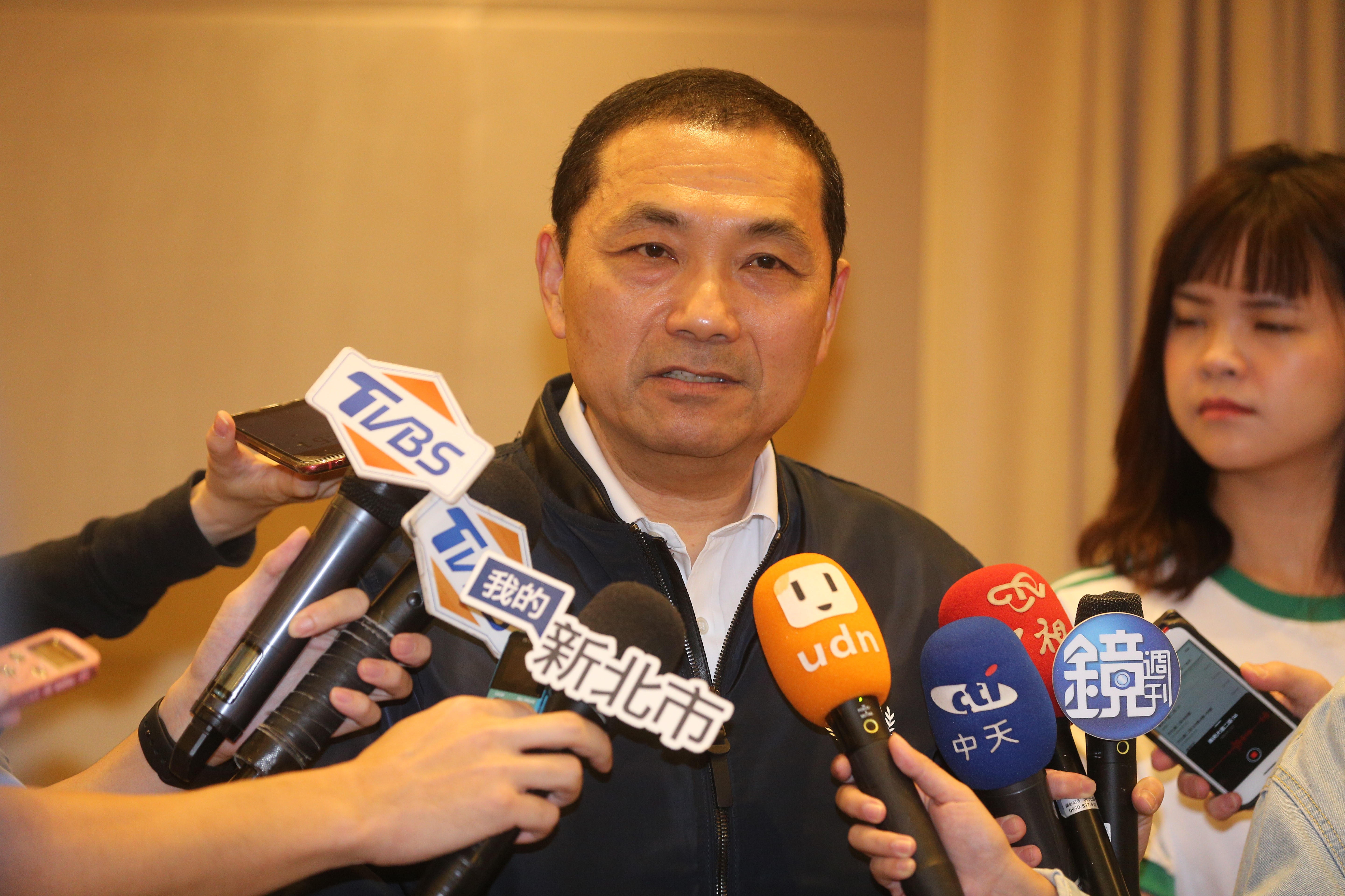 侯友宜市政會議後受訪,再次說明拔官原因。(翻攝畫面)