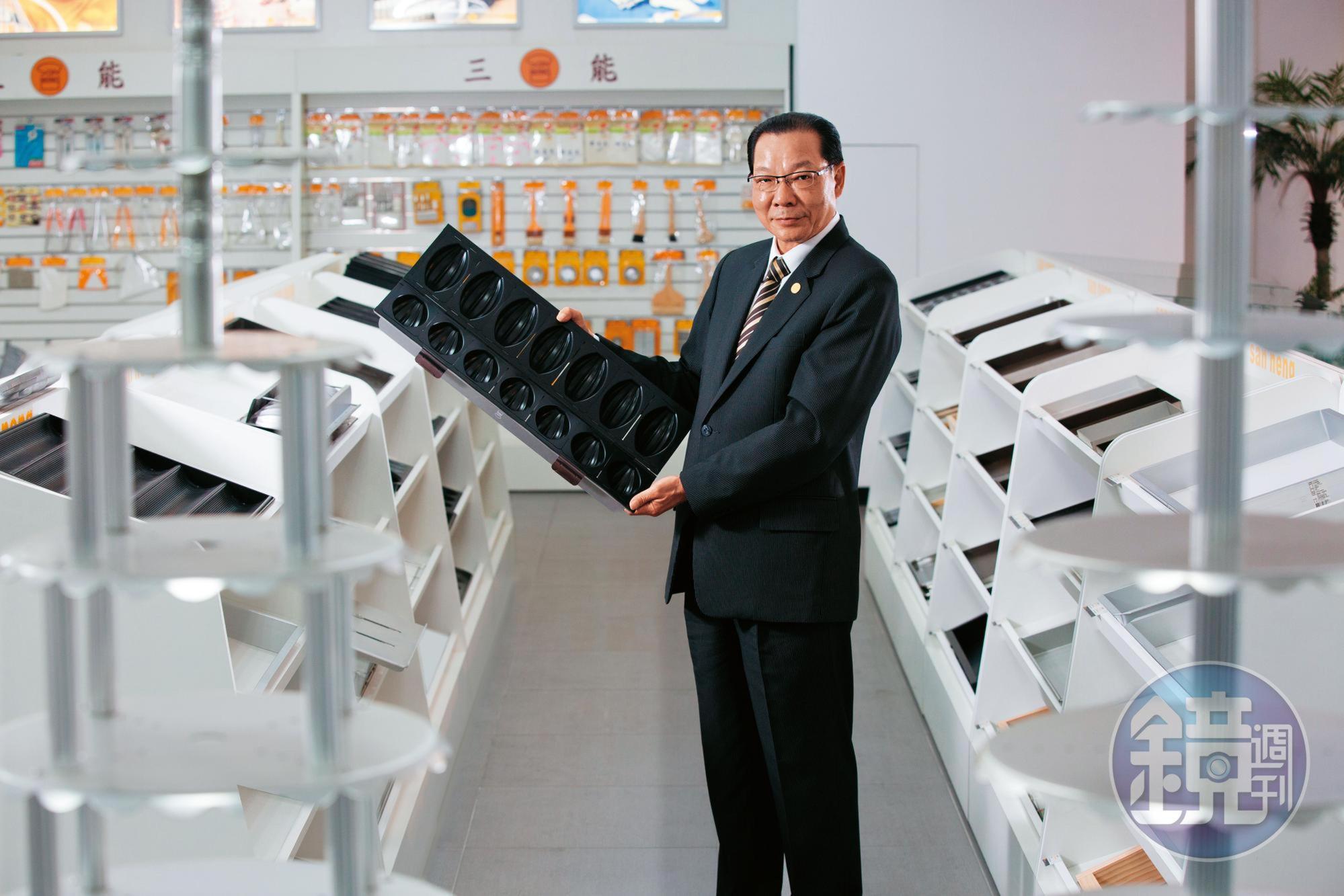 張瑞榮投入烘焙器具業三十餘年,炸彈麵包模就是他與團隊開發製造,現在三能是亞洲最大的烘焙器具廠商。