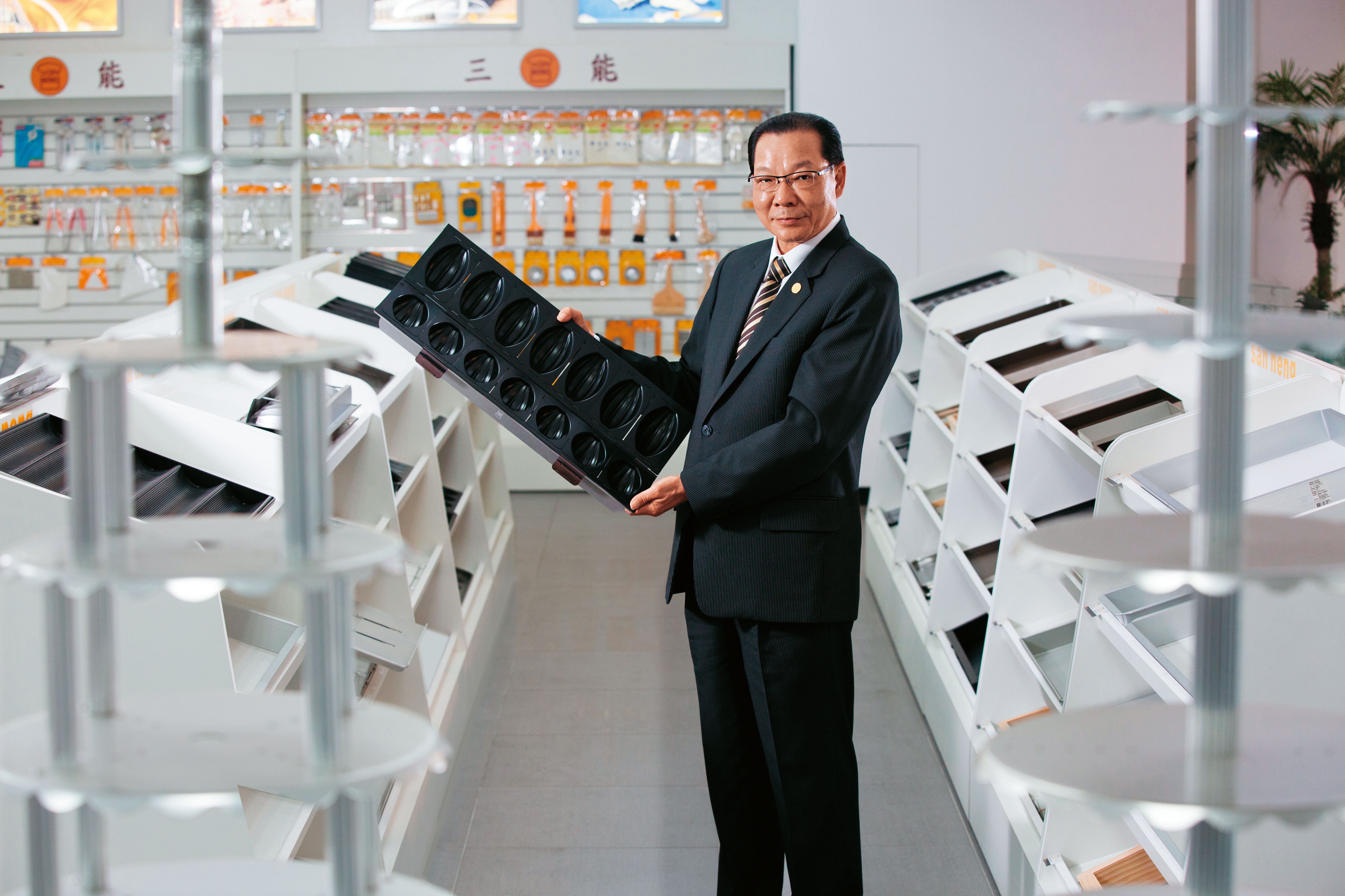 張瑞榮投入烘焙器具業三十餘年，炸彈麵包模就是他與團隊開發製造，現在三能是亞洲最大的烘焙器具廠商。