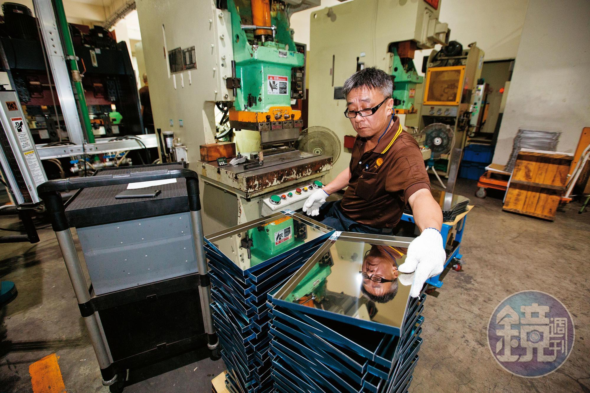 烤盤是三能起家的商品,可依客戶需求製作不同尺寸、材質與大小。