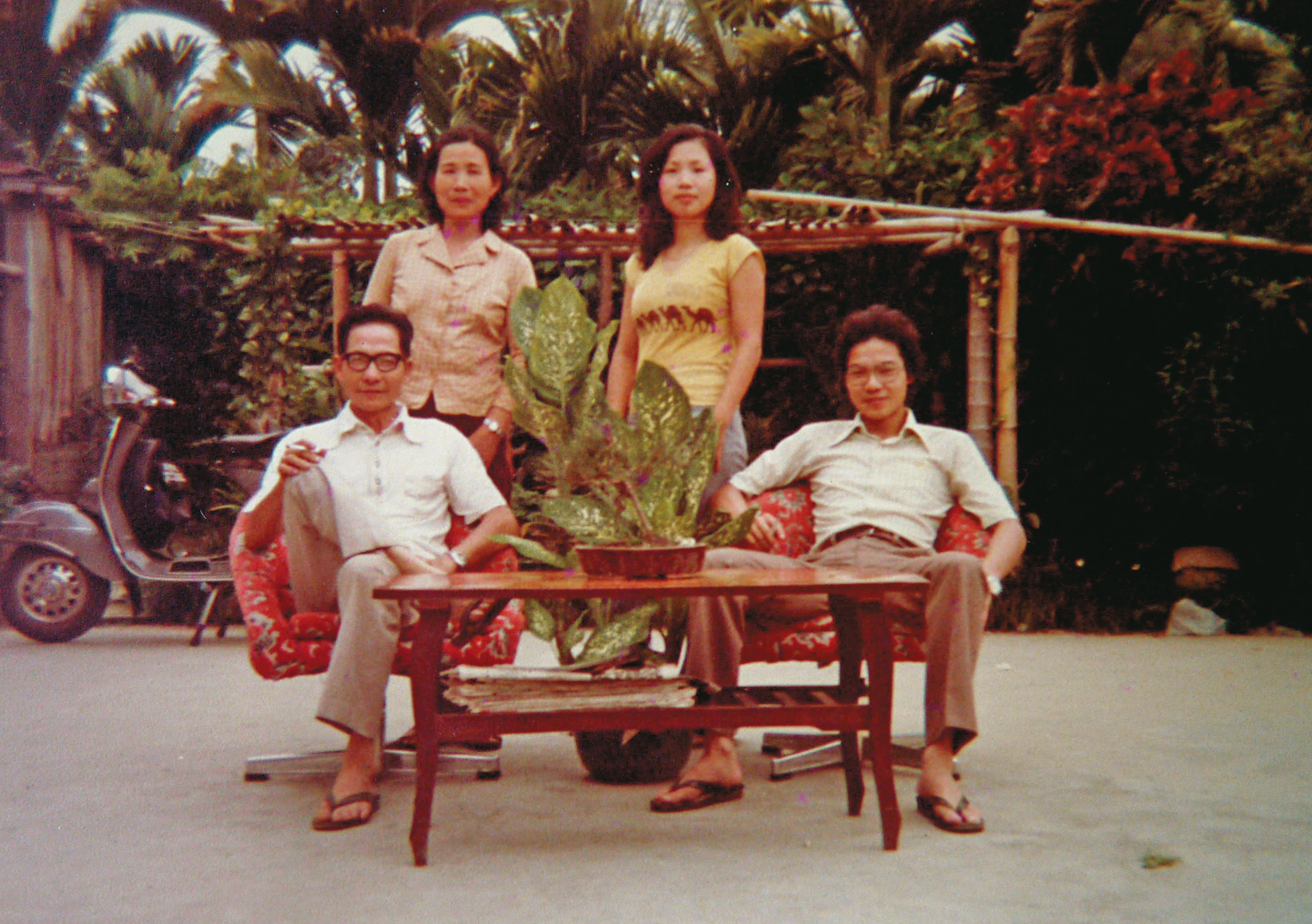 身為長男的張瑞榮(前排右)一肩擔起供養父母重責,妻子曾美玉(後排右)是他最強大的後盾。(三能提供)