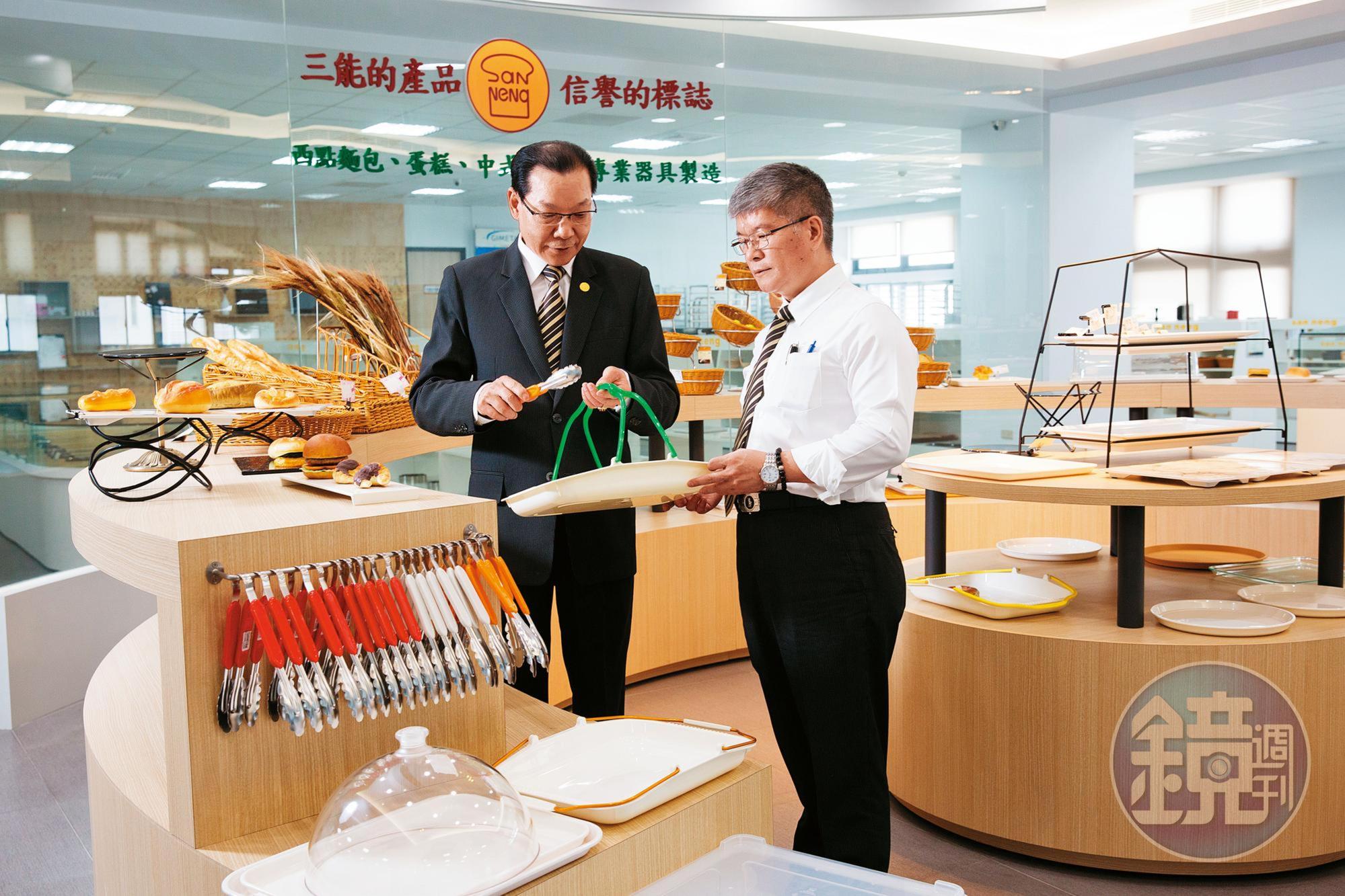 張瑞榮(左)要讓開店客戶可「一站式購足」,除了烘焙器具,也銷售夾子、托盤等2千多樣烘焙店周邊產品。右為三能財務長蕭凱峰。