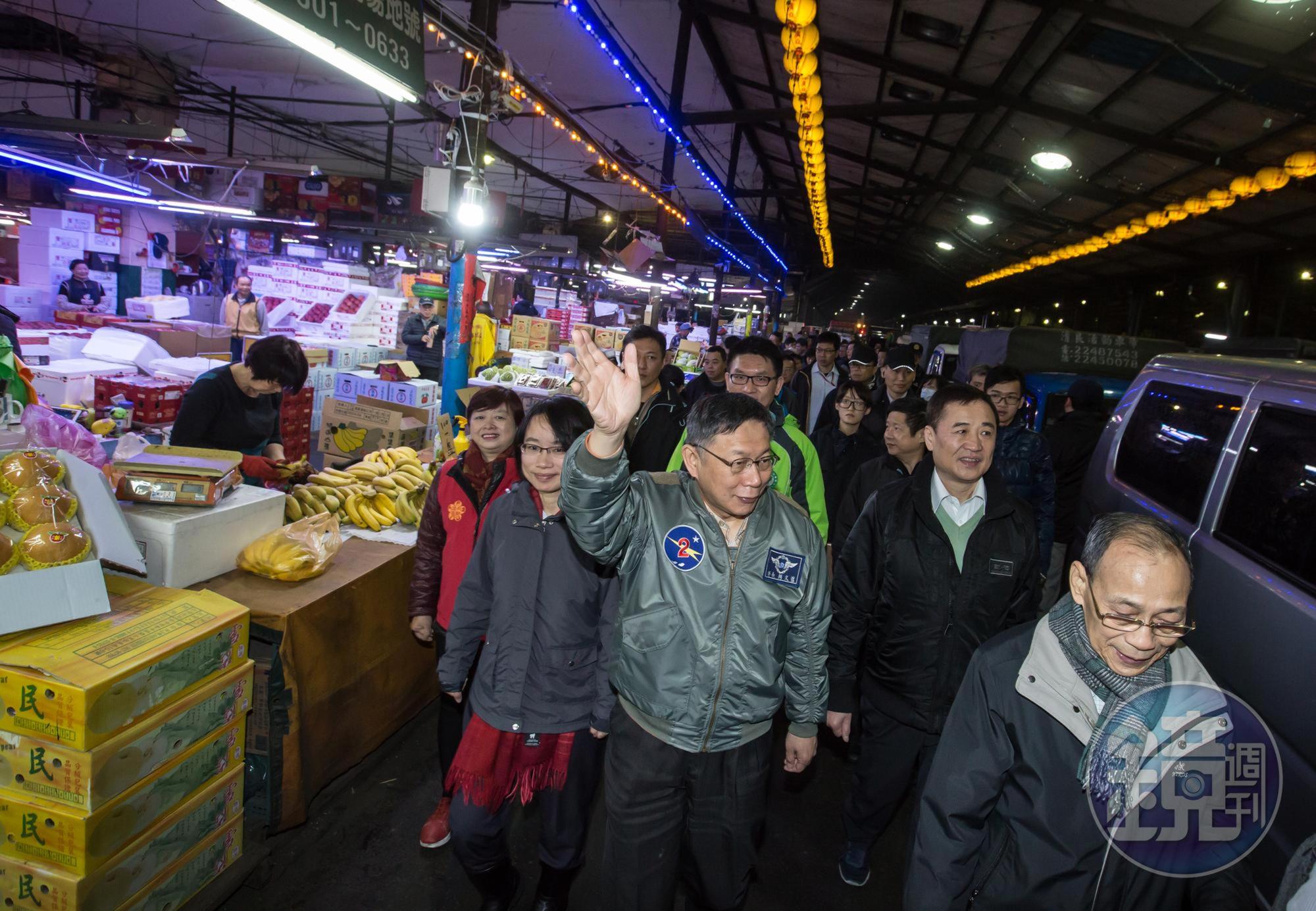 韓國瑜時任北農總經理期間,遭質疑濫發獎金涉犯背信罪,北檢偵辦此案拖2年未結,柯文哲大酸北檢「反應比恐龍還慢」。(資料照,圖為柯文哲去年視察果菜市場)