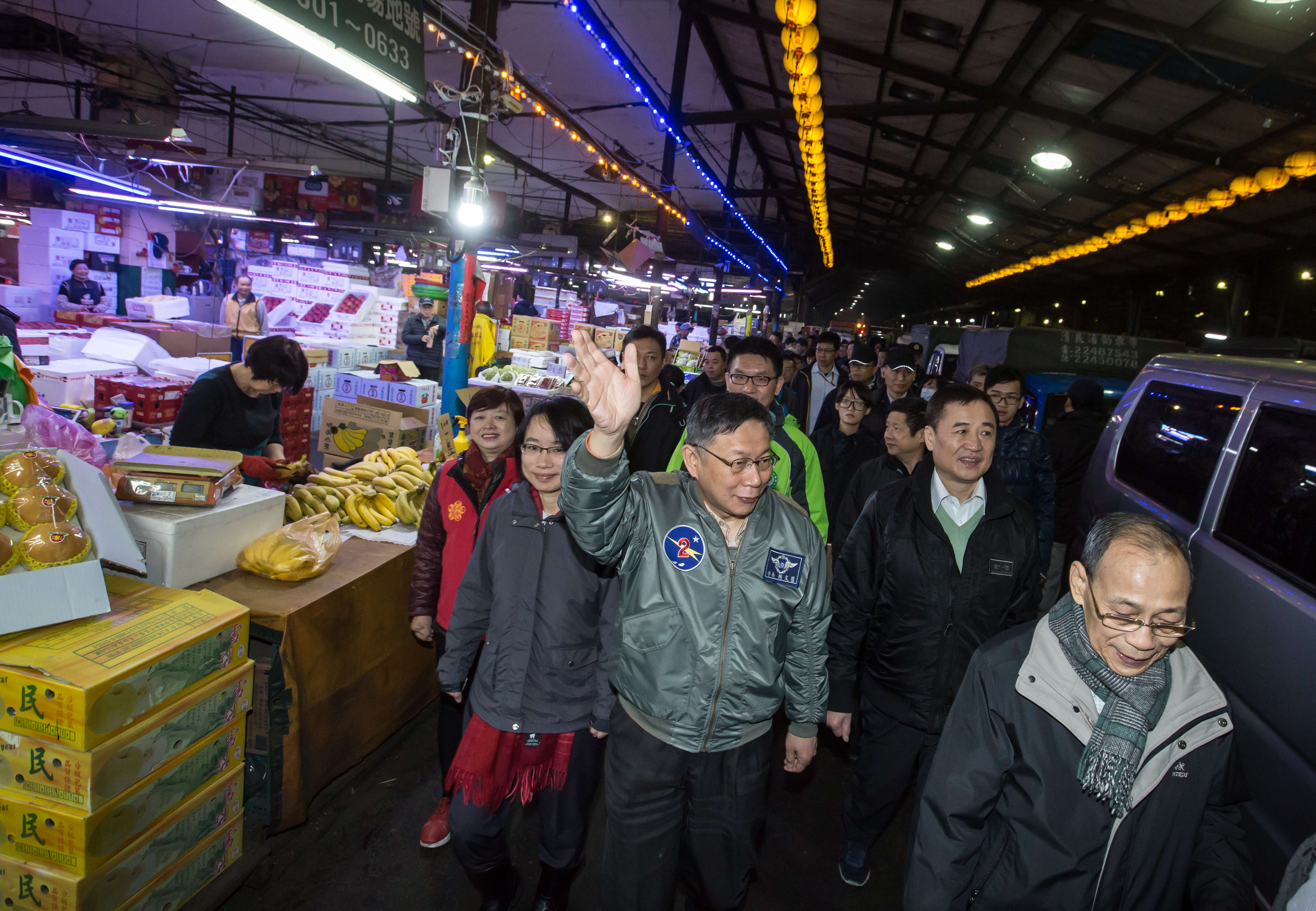 韓國瑜時任北農總經理期間，遭質疑濫發獎金涉犯背信罪，北檢偵辦此案拖2年未結，柯文哲大酸北檢「反應比恐龍還慢」。（資料照，圖為柯文哲去年視察果菜市場）