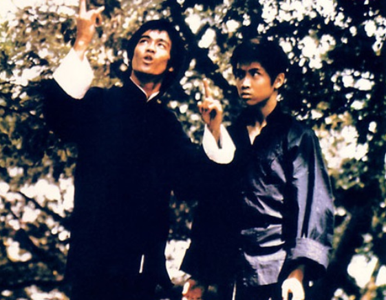 參與李小龍（左）主演的電影《龍爭虎鬥》，讓飾演向他討教少年的董瑋廣開知名度。（翻攝自《龍爭虎鬥》電影）
