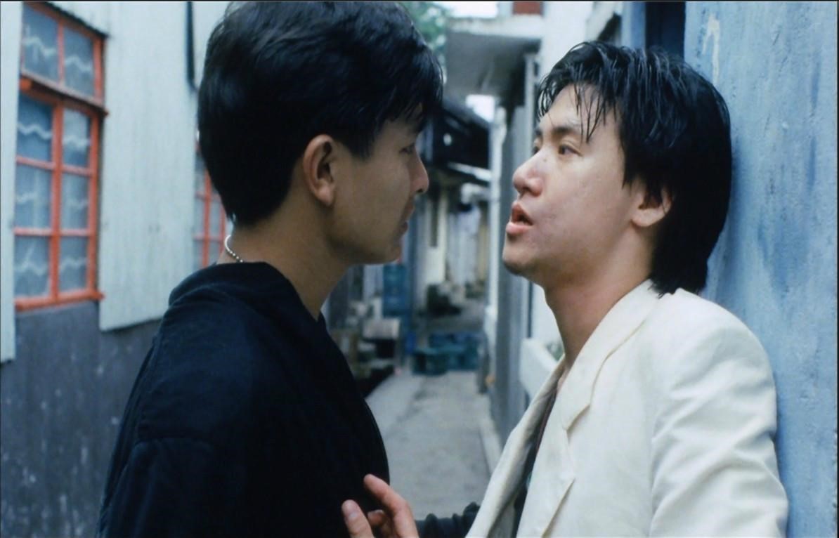 在電影《旺角卡門》中,董瑋為劉德華(左)、張學友設計的動作戲,讓之後不少時裝電影紛紛效法。(翻攝自《旺角卡門》電影)