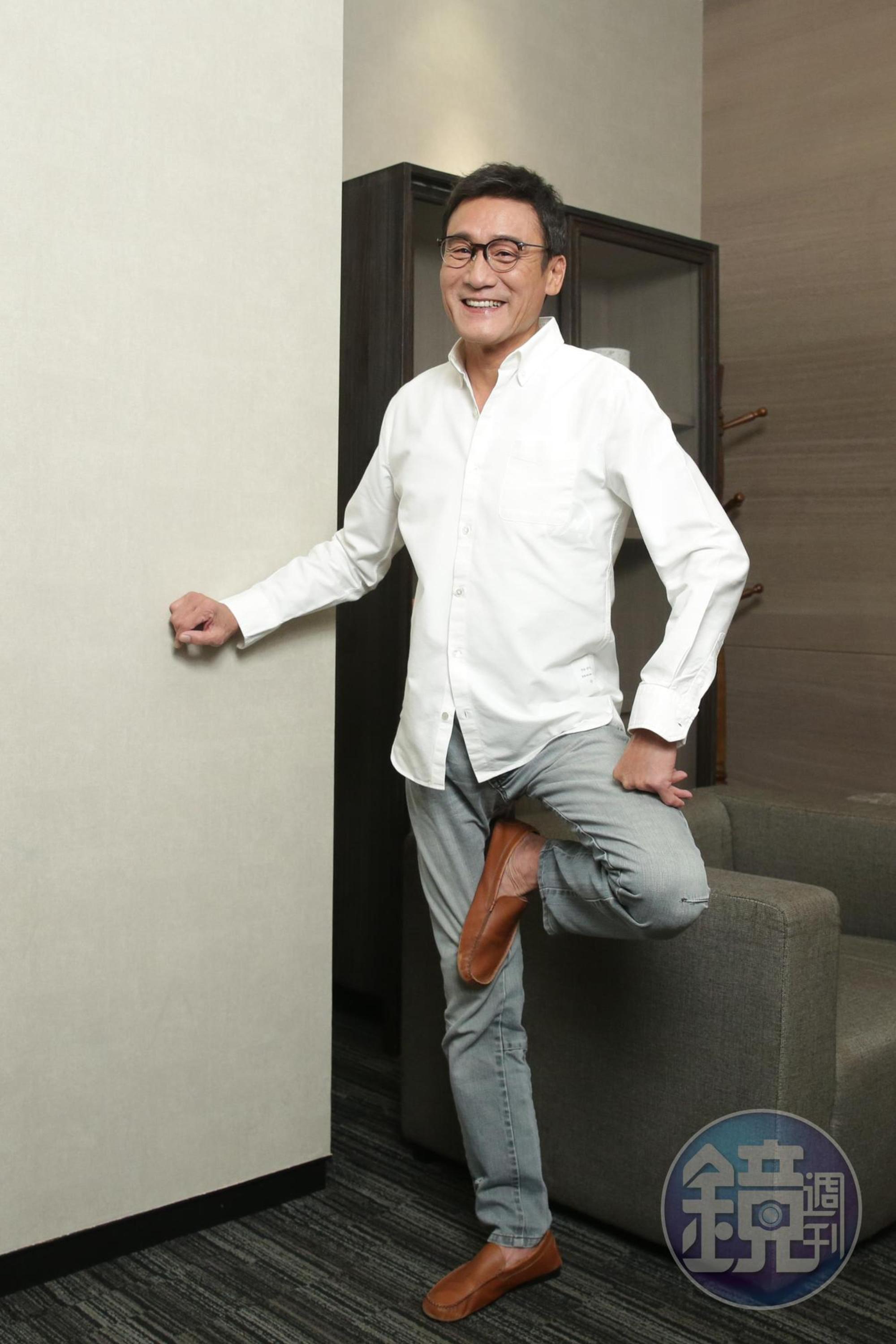 梁家輝個性風趣幽默,攝影記者要他換個姿勢,他便擺出「半個」瑜珈姿勢逗笑眾人。