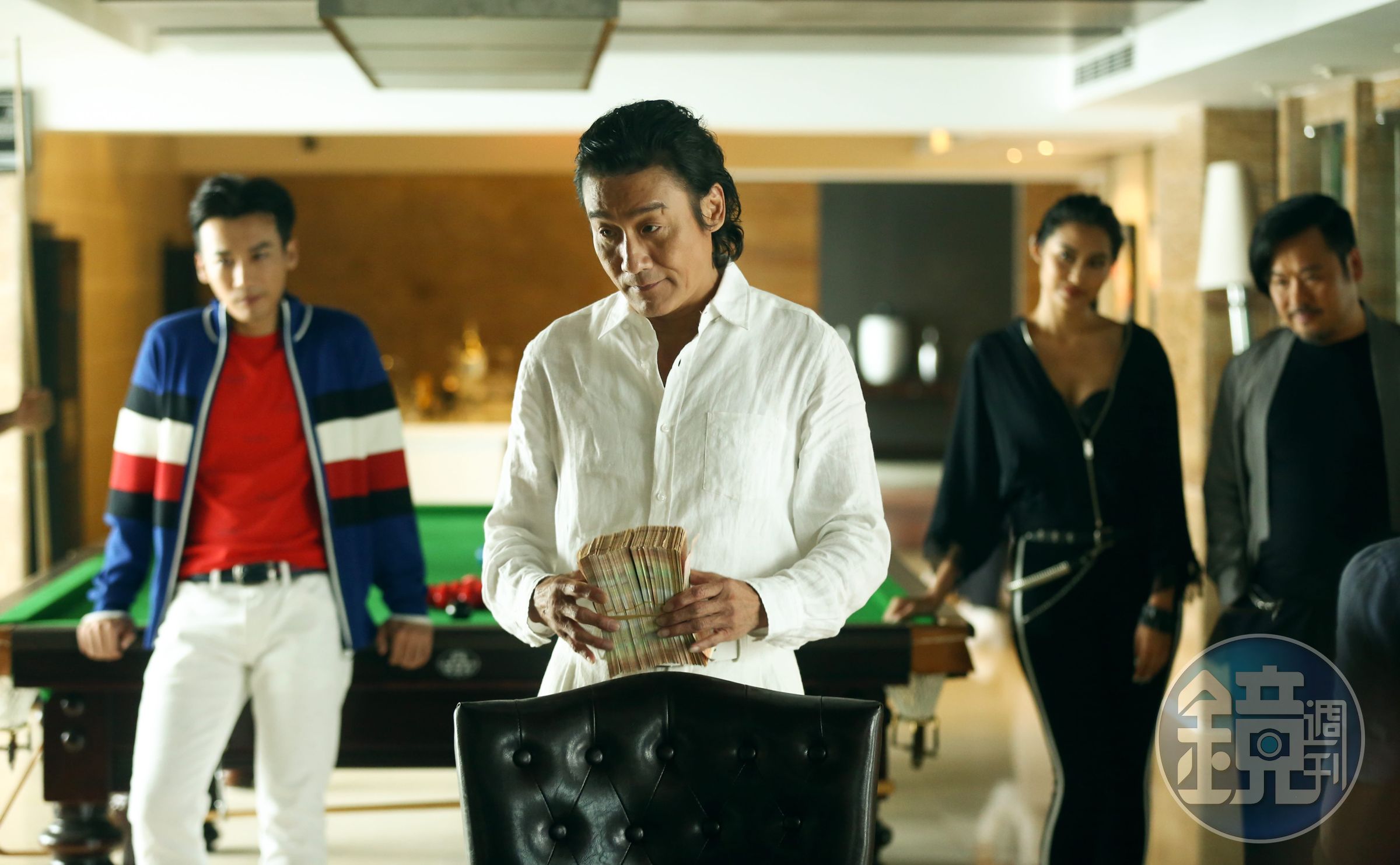 梁家輝在《追龍II：賊王》飾演綁票悍匪龍志強，他戲稱自己和對方都一樣「愛錢」。（華映提供）