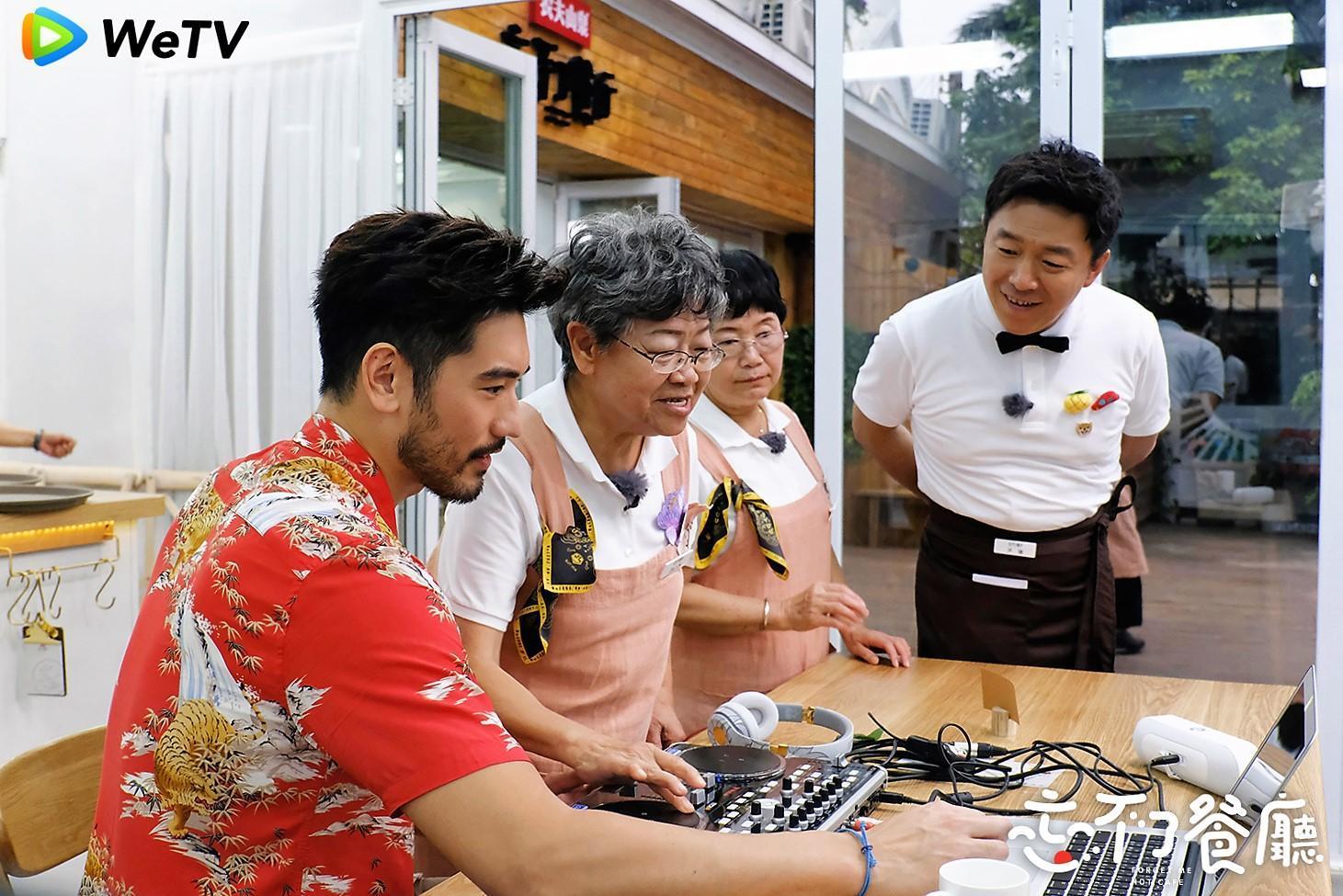《忘不了餐廳》由黃渤(右一)擔任店長,本集邀請男神高以翔(左一)擔任嘉賓。(WeTV提供)