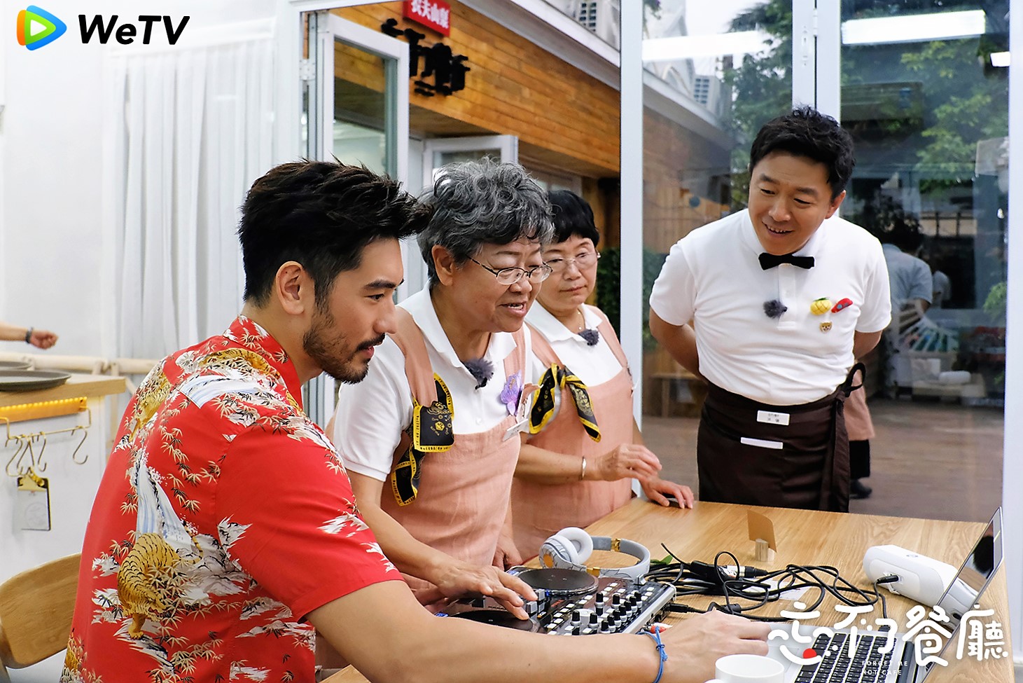 《忘不了餐廳》由黃渤（右一）擔任店長，本集邀請男神高以翔（左一）擔任嘉賓。（WeTV提供）