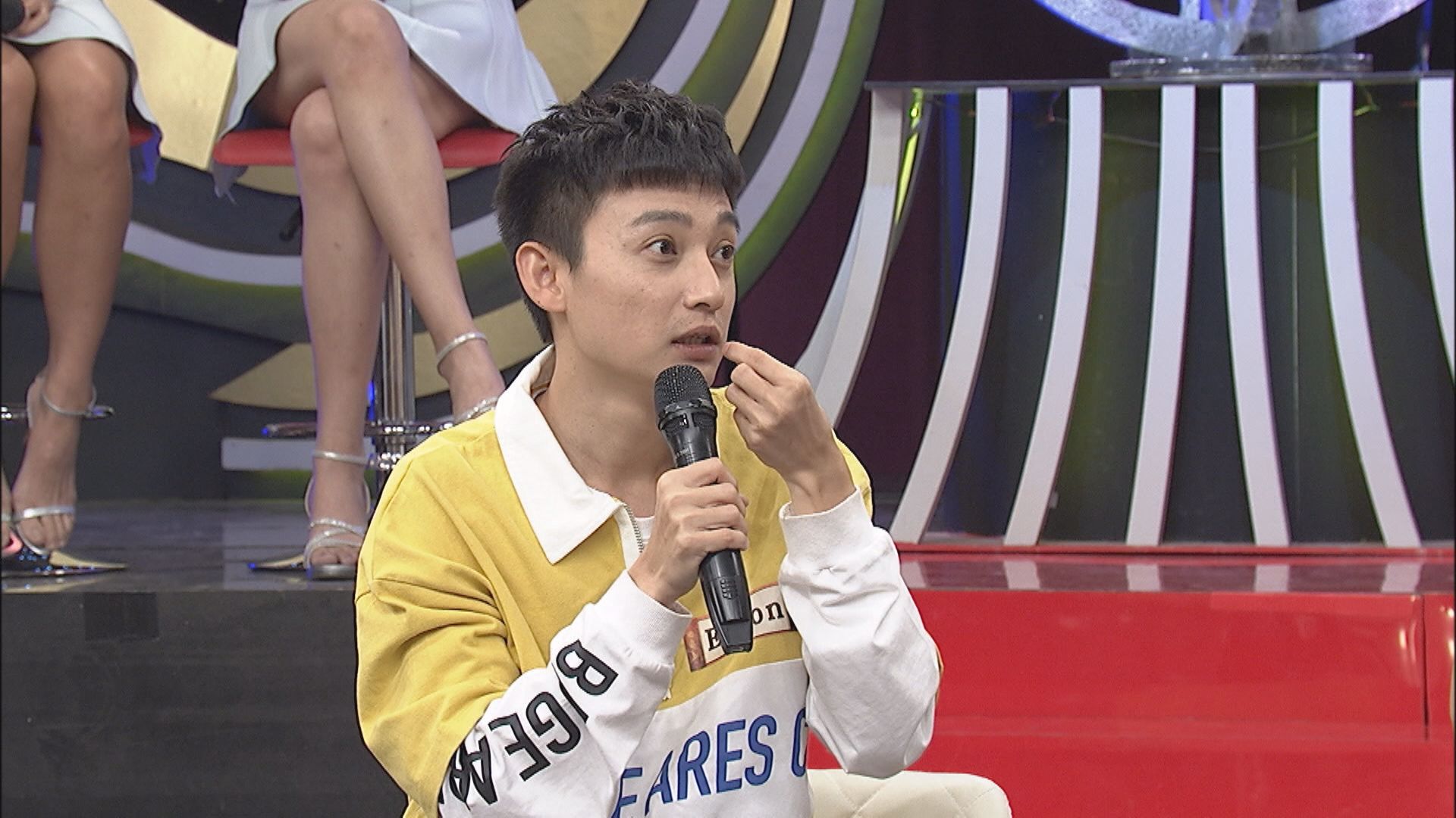 EASON透露有次玩經典遊戲「不說你我他」，玩到門牙還被撞斷。（中天提供）