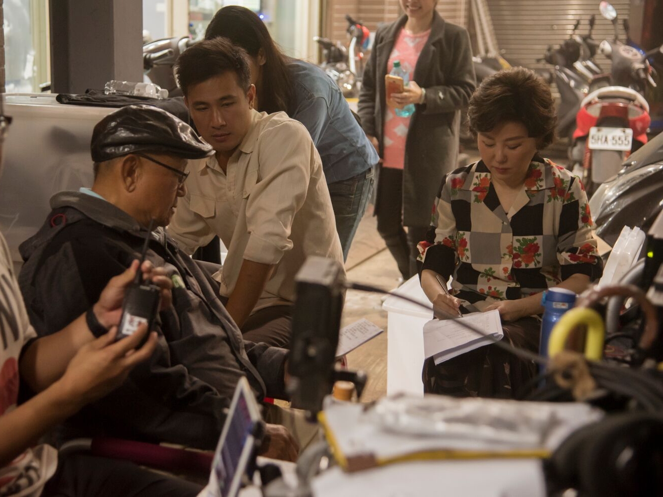 藍心湄（右）演台語劇《苦力》，跟導演李岳峰（左）邊討論劇本邊做筆記。（公視提供）