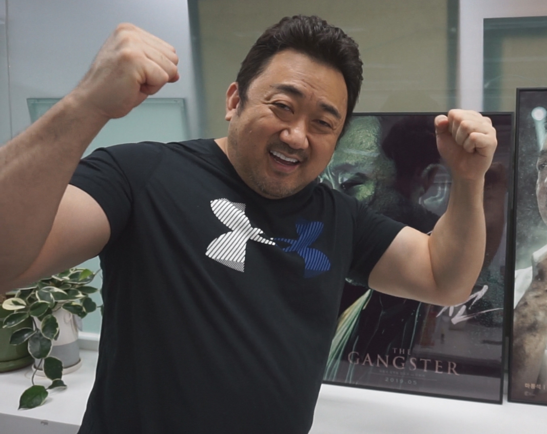 韓星馬東石向台灣粉絲打招呼,預計下週來台北宣傳《極惡對決》。(威視電影提供)