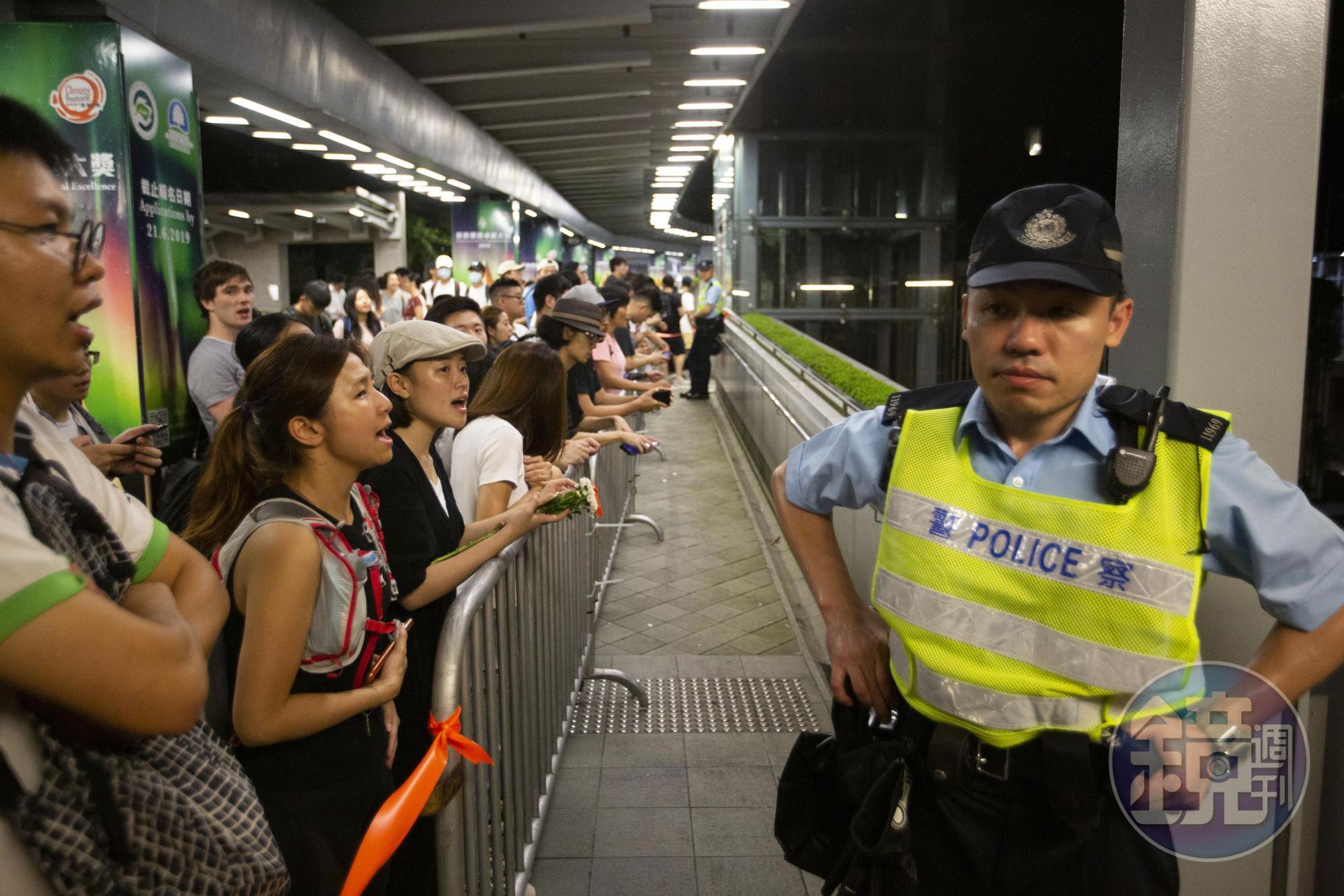港府強推修訂《逃犯條例》,示威者包圍香港立法會阻止該法二讀。