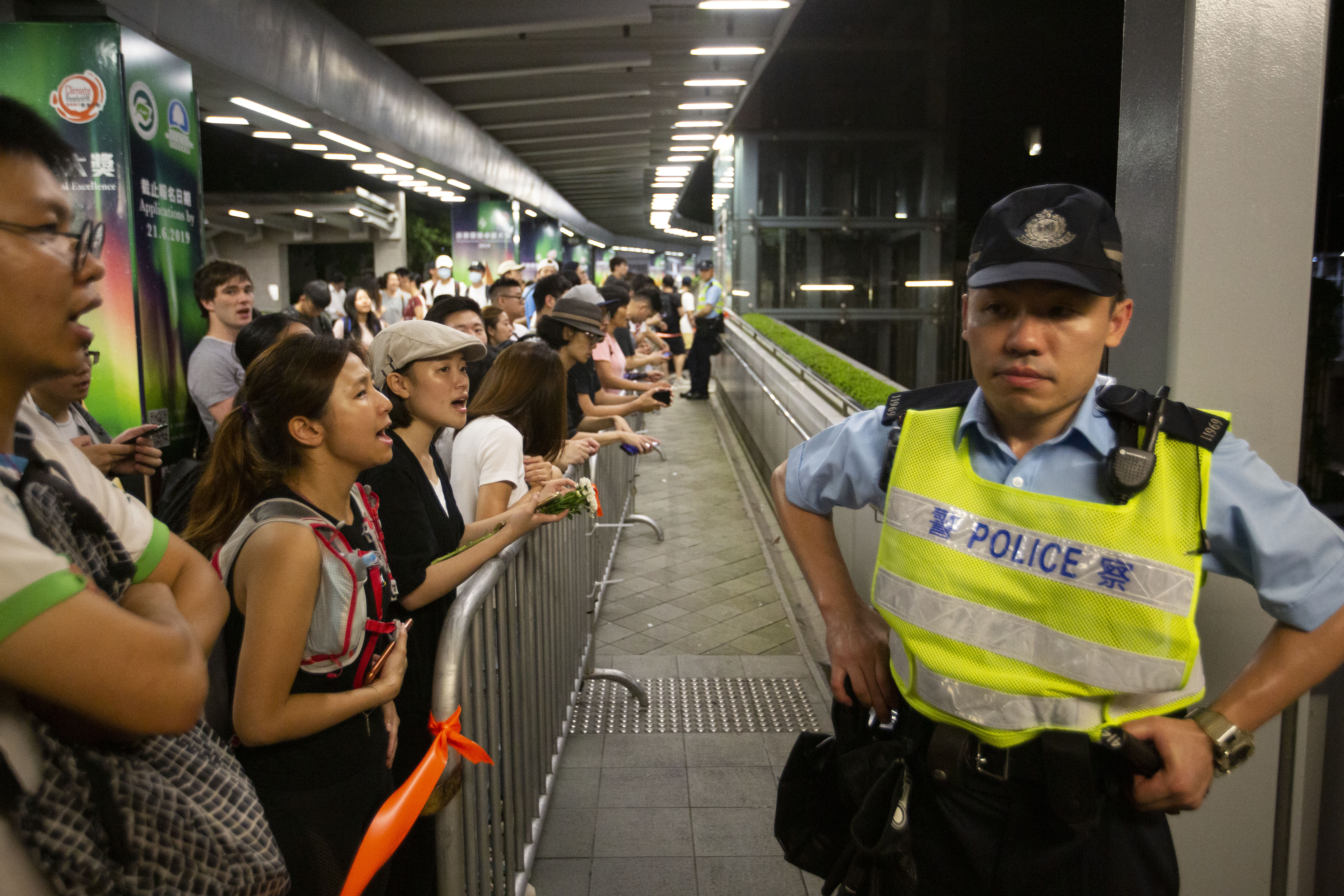 港府強推修訂《逃犯條例》，示威者包圍香港立法會阻止該法二讀。