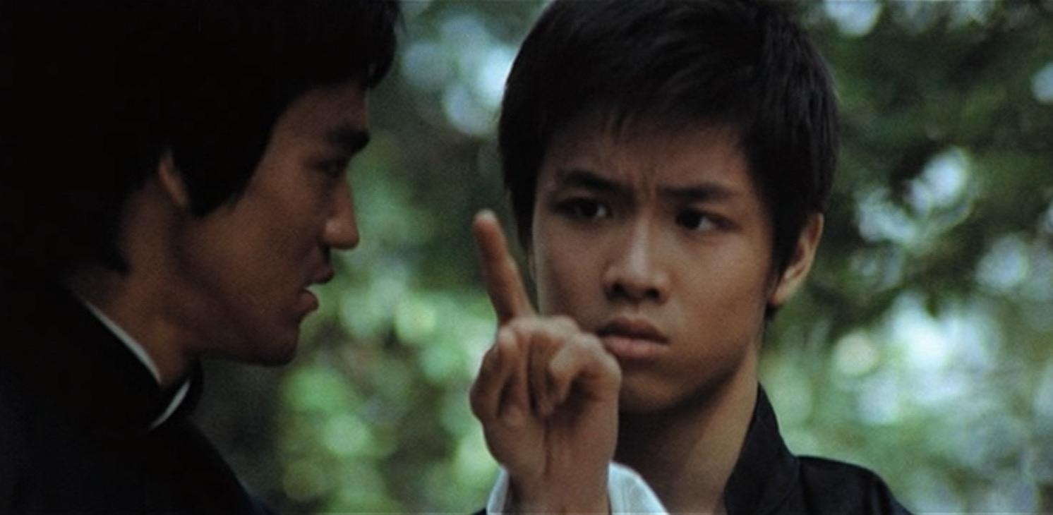 董瑋（右）在電影《龍爭虎鬥》中飾演向李小龍（左）討教的少年，打開知名度。（翻攝自《龍爭虎鬥》電影）