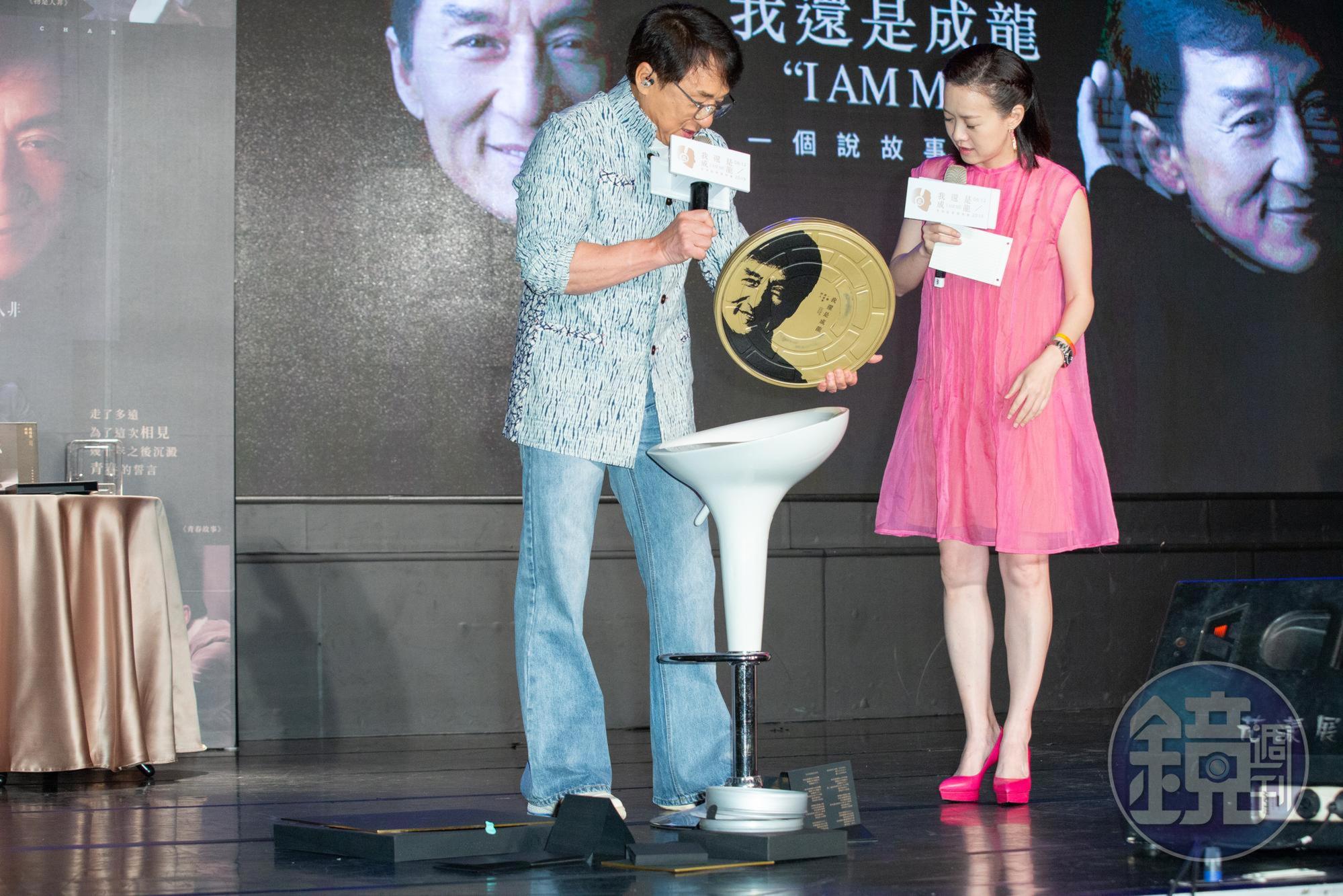成龍分享新專輯《我還是成龍》的設計，以拍電影的片碟改造。