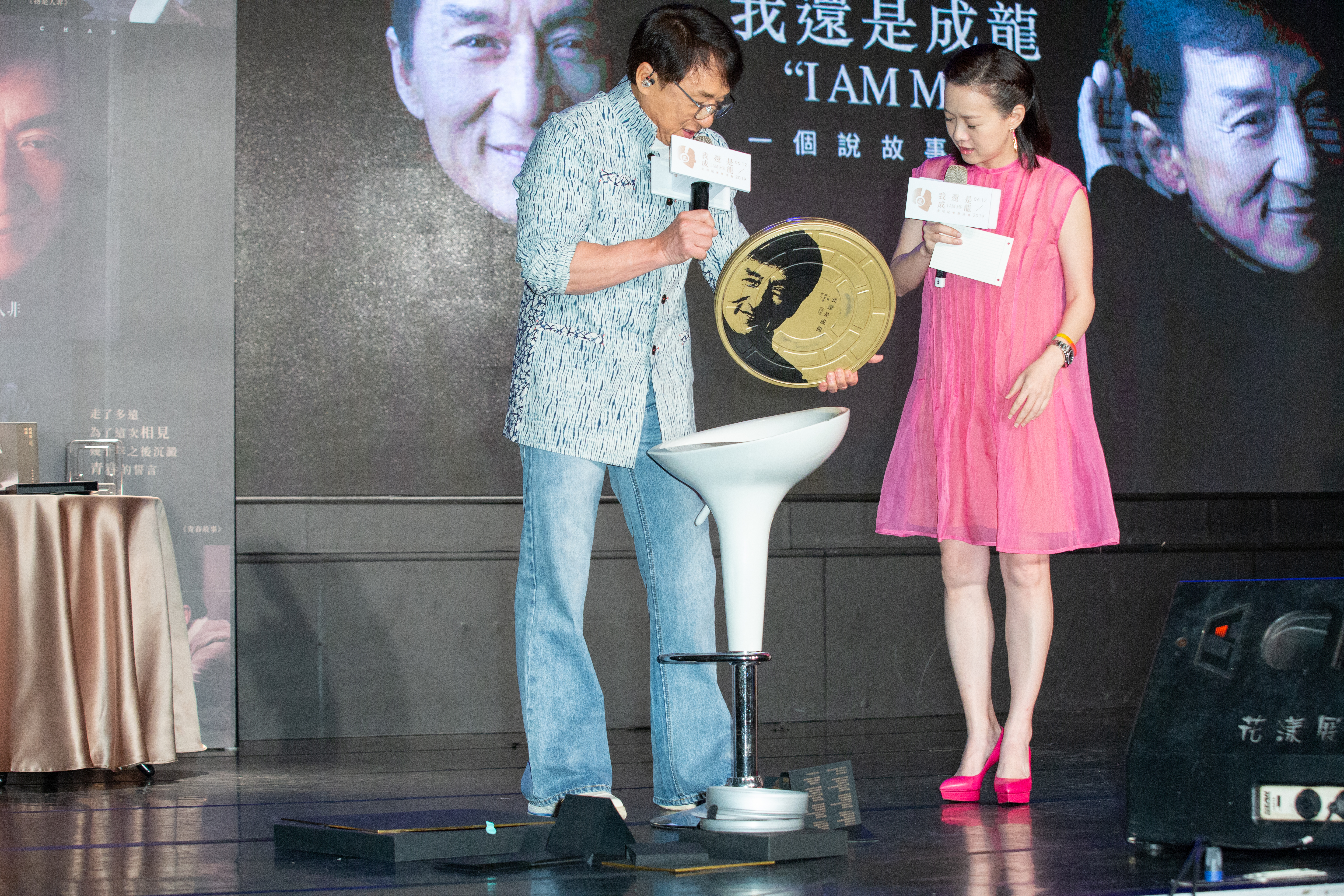 成龍分享新專輯《我還是成龍》的設計,以拍電影的片碟改造。