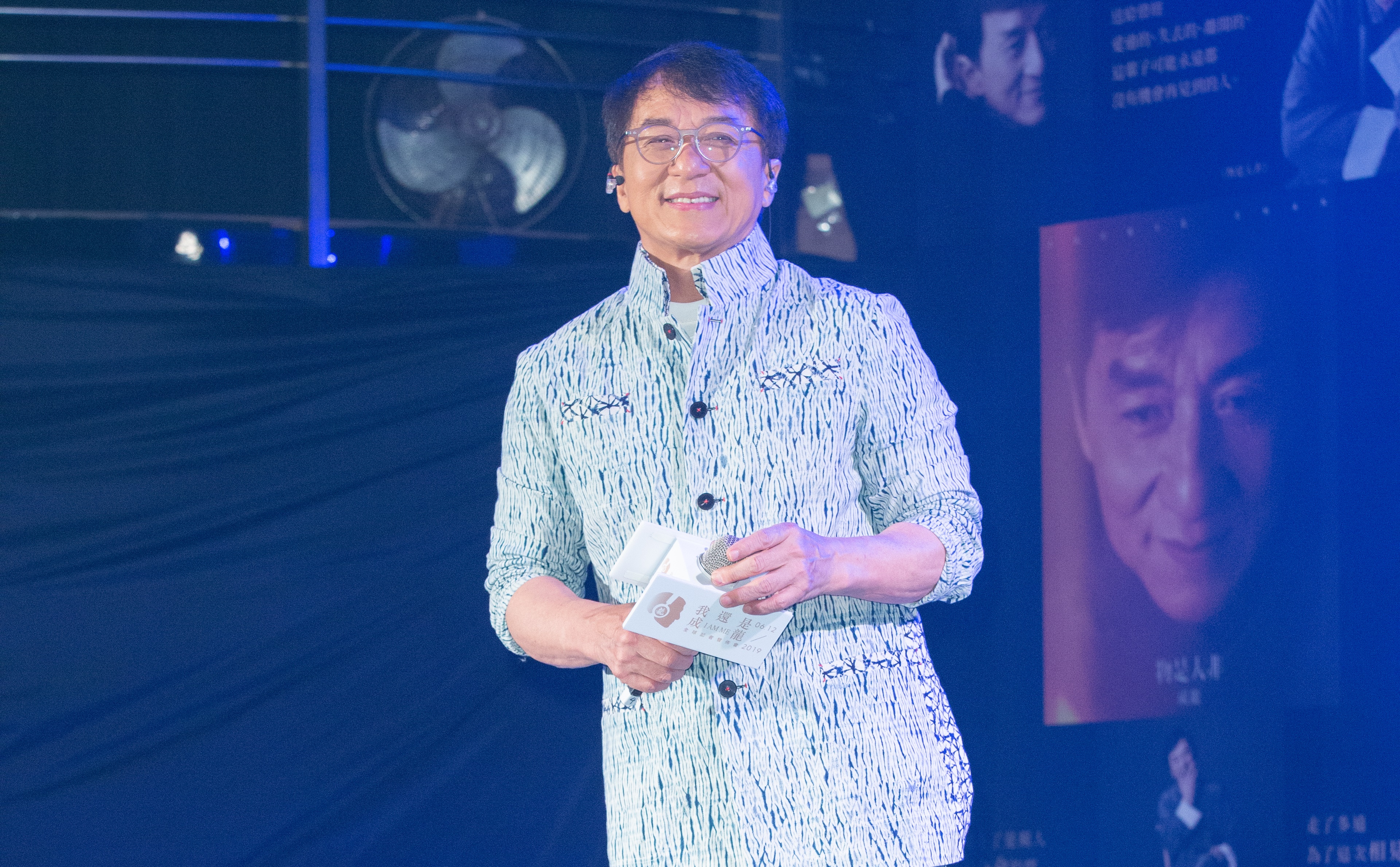 成龍推出新專輯《我還是成龍》，將近年來的心境化為歌曲。