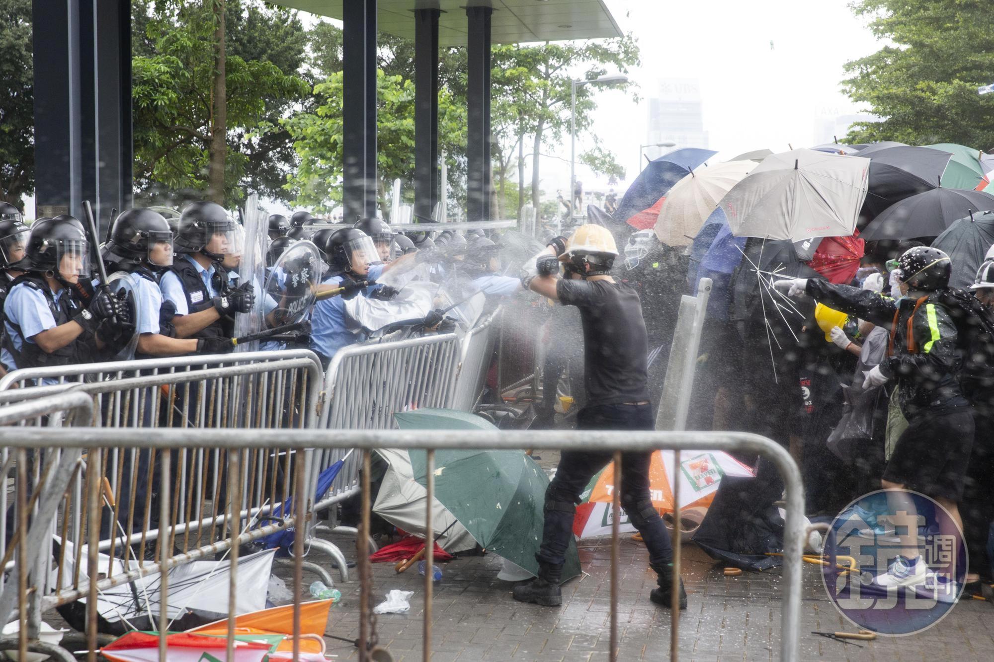 示威者於3點45分時一度成功突破警方防線，但港警在增援下接連使用胡椒噴霧、催淚彈，將群眾驅離立法會範圍。