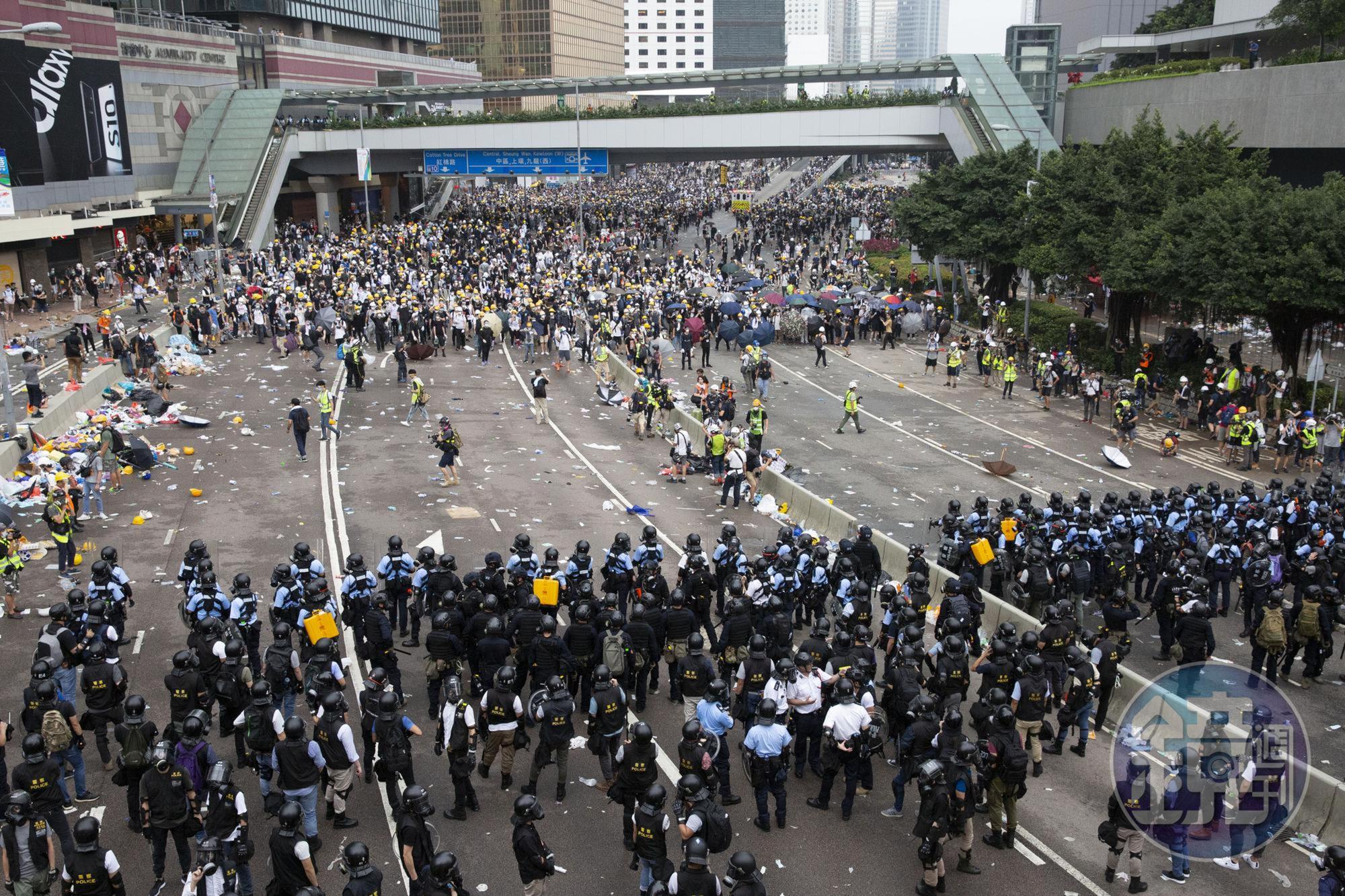 警方接連使用胡椒噴霧、催淚彈，將示威民眾驅離立法會範圍。