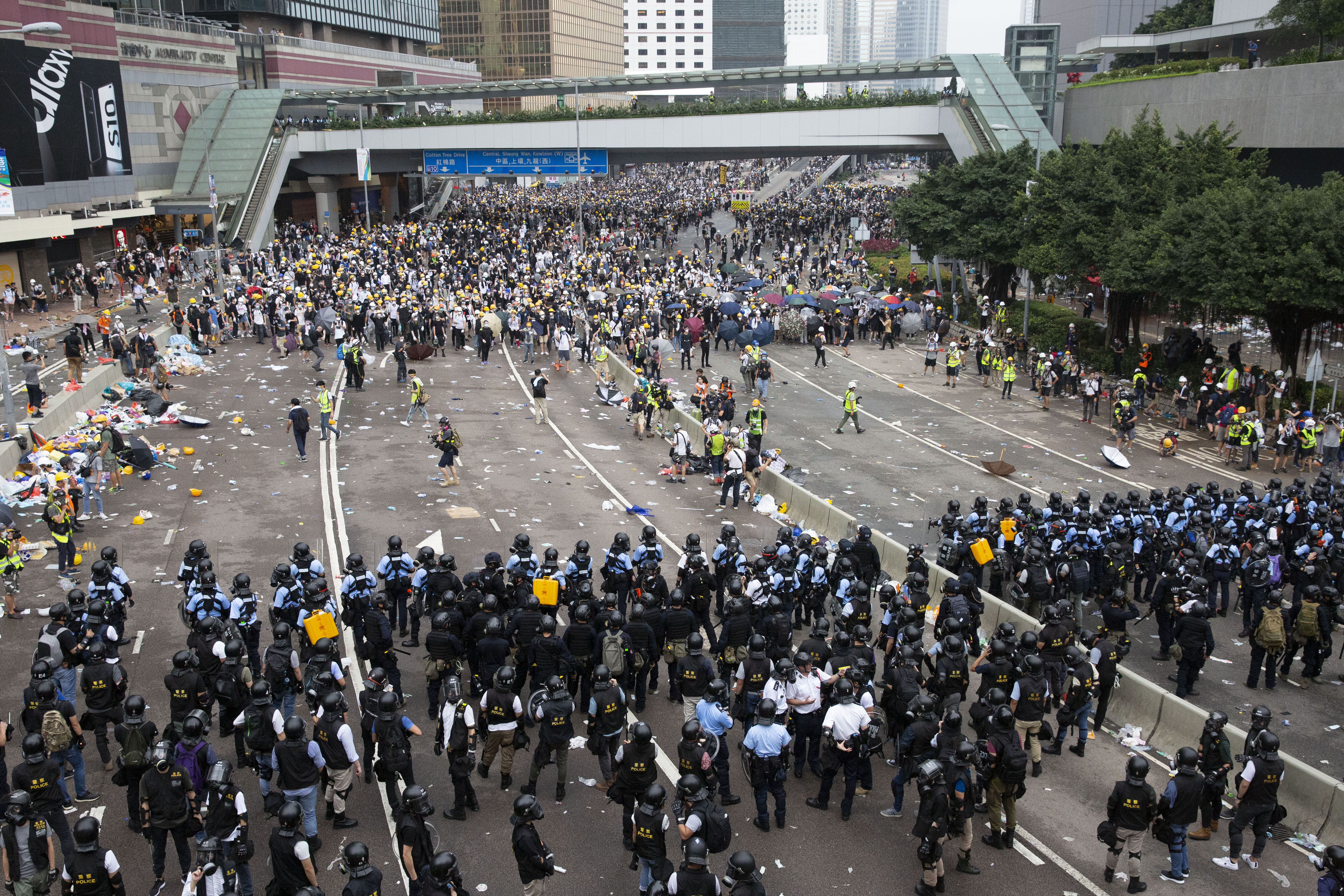 警方接連使用胡椒噴霧、催淚彈，將示威民眾驅離立法會範圍。