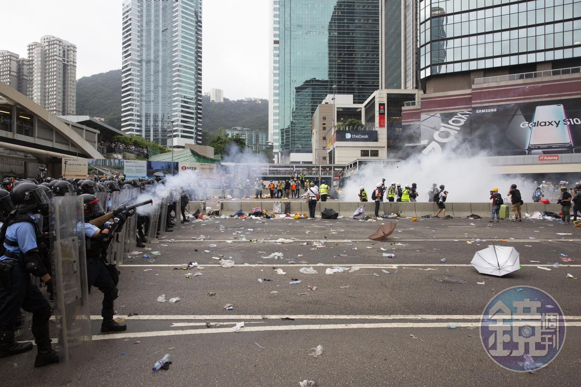 港警下午開始動用催淚彈逼退包圍立法會的示威者，凸顯港府立場強硬，不為所動。