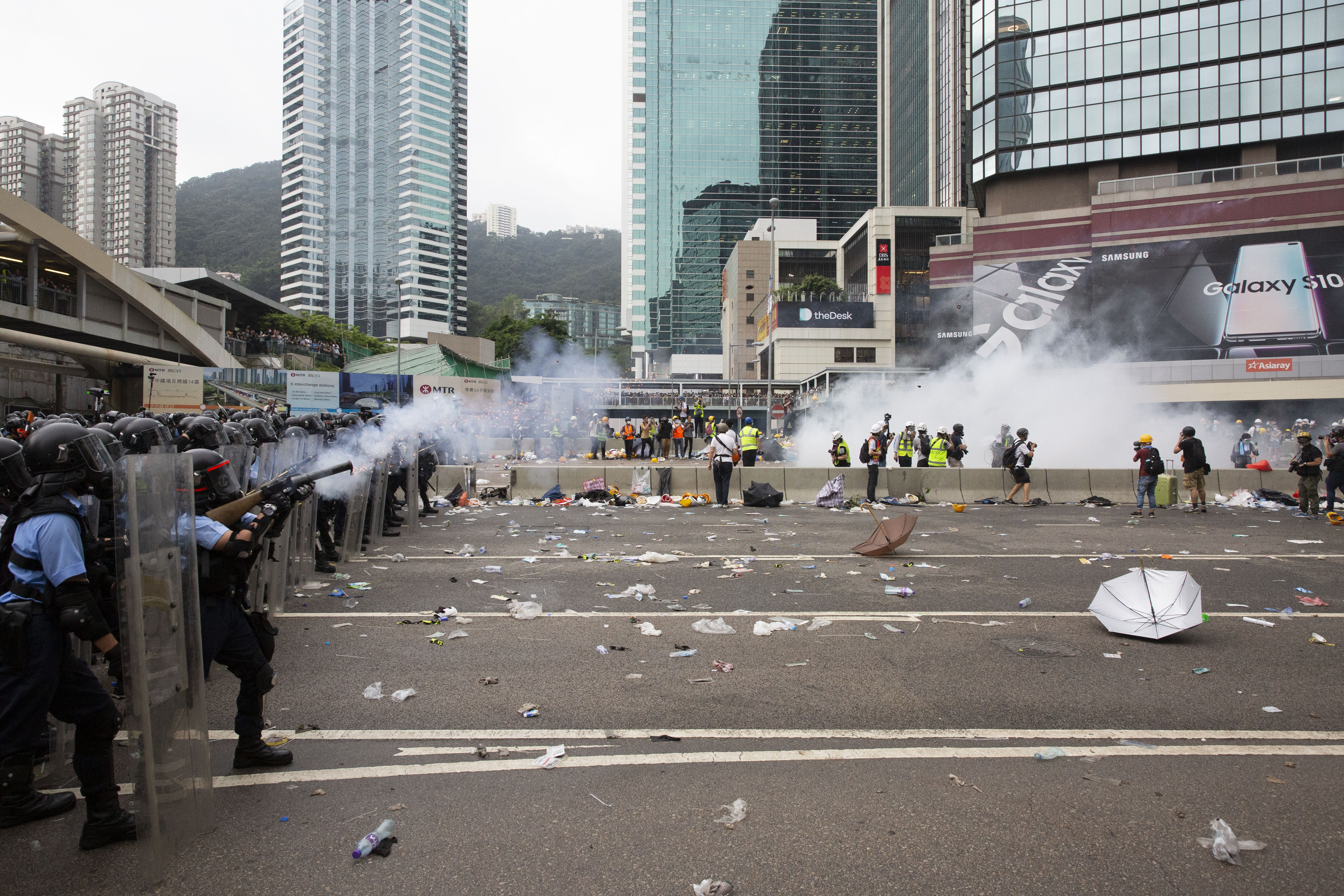 港警下午開始動用催淚彈逼退包圍立法會的示威者，凸顯港府立場強硬，不為所動。