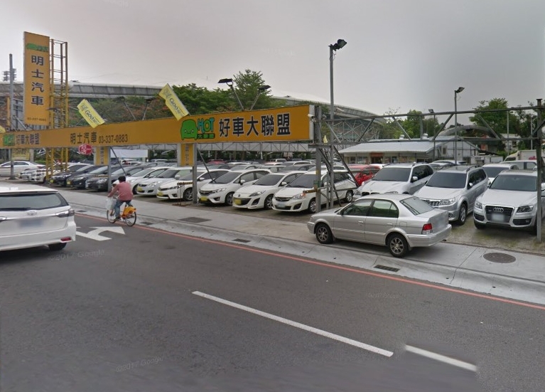2名嫌犯因為之前的槍擊案,持長短槍及手榴彈闖進圖中的二手車行,並挾持約9名員工當人質。(翻攝自GOOGLE MAP)