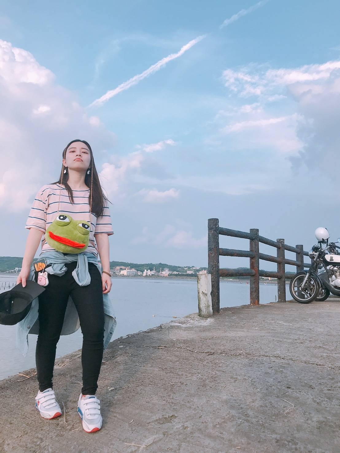 屁股沙的搞怪表現在打扮上，例如會帶青蛙頭的包包出門。（圖：屁股沙提供）