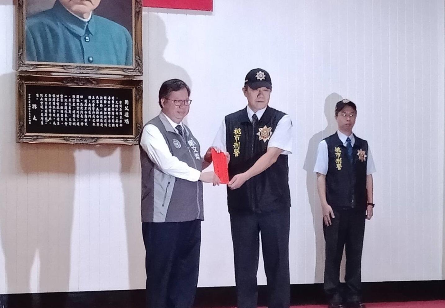 桃園市長鄭文燦頒獎給王姓小隊長。（翻攝畫面）