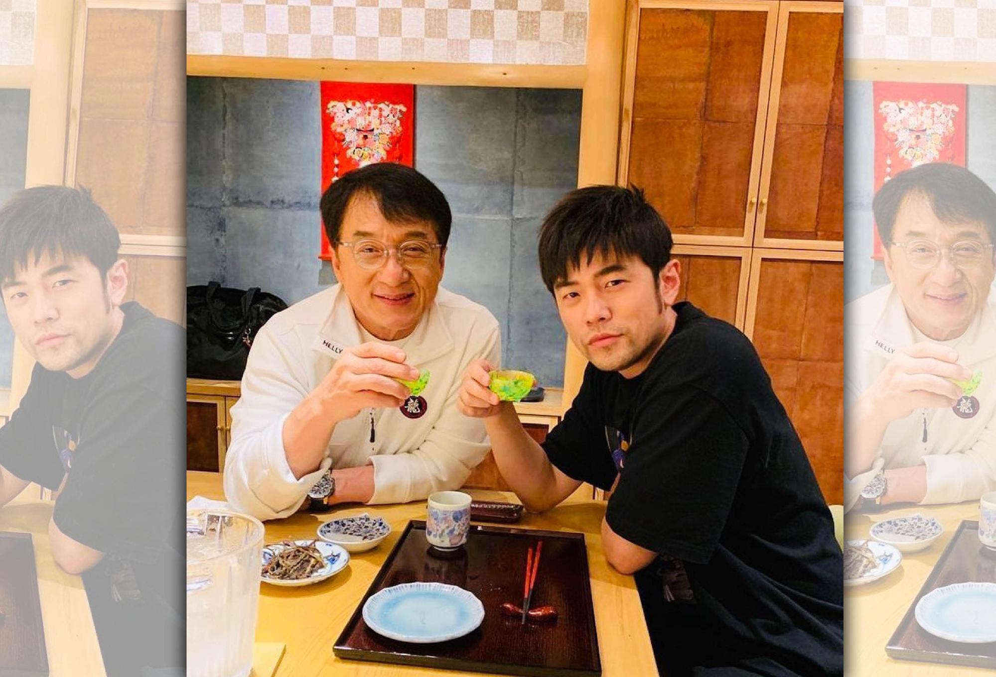 周杰倫12日貼出與成龍喝下午茶的合照。（翻攝自周杰倫IG）