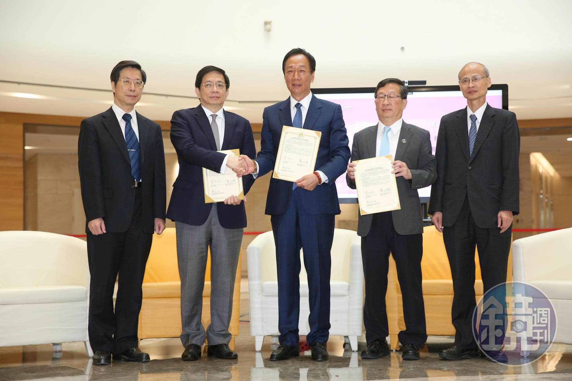 郭台銘（中）今（13）日與管中閔（左二）等人召開記者會，宣布加碼捐贈50億元。