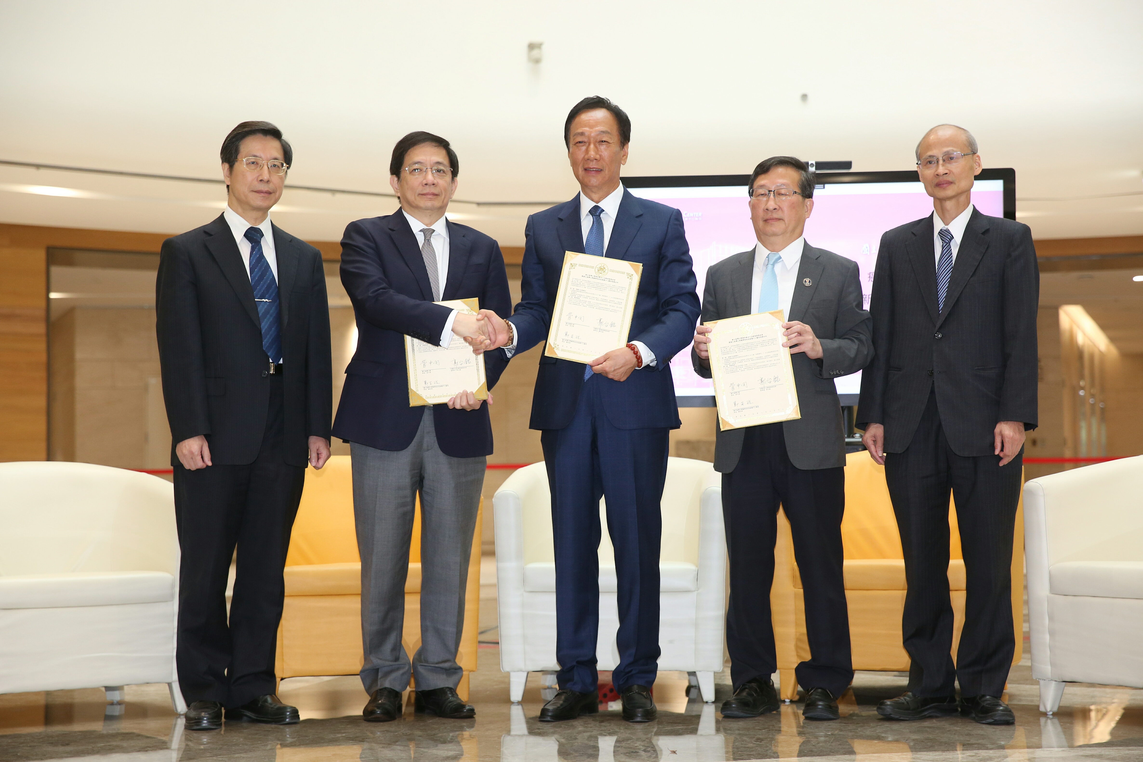 郭台銘（中）今（13）日與管中閔（左二）等人召開記者會，宣布加碼捐贈50億元。