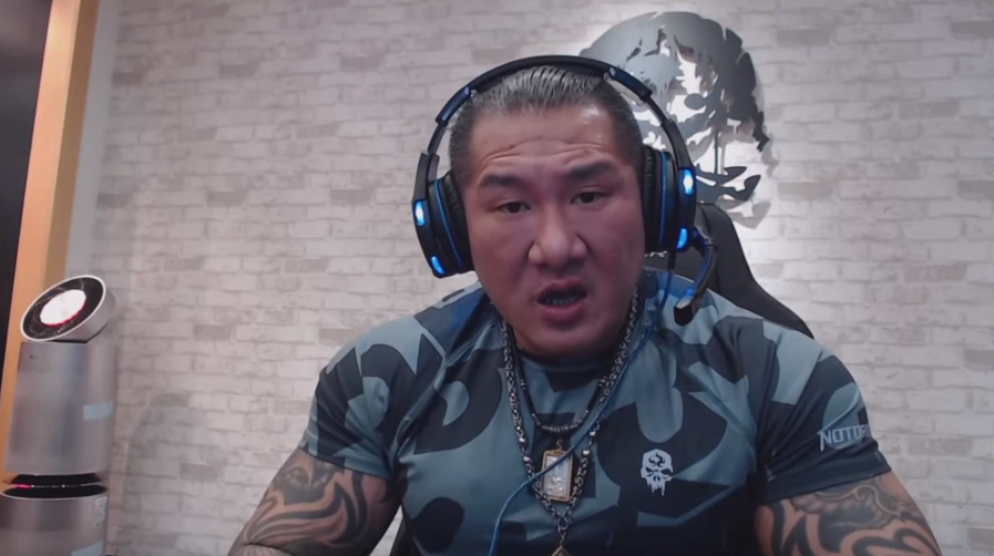 館長昨（12日）不滿韓國瑜稱中華民國「地區」，大酸「這就是所謂的韓神」。（寶寶愛館長YouTube頻道）