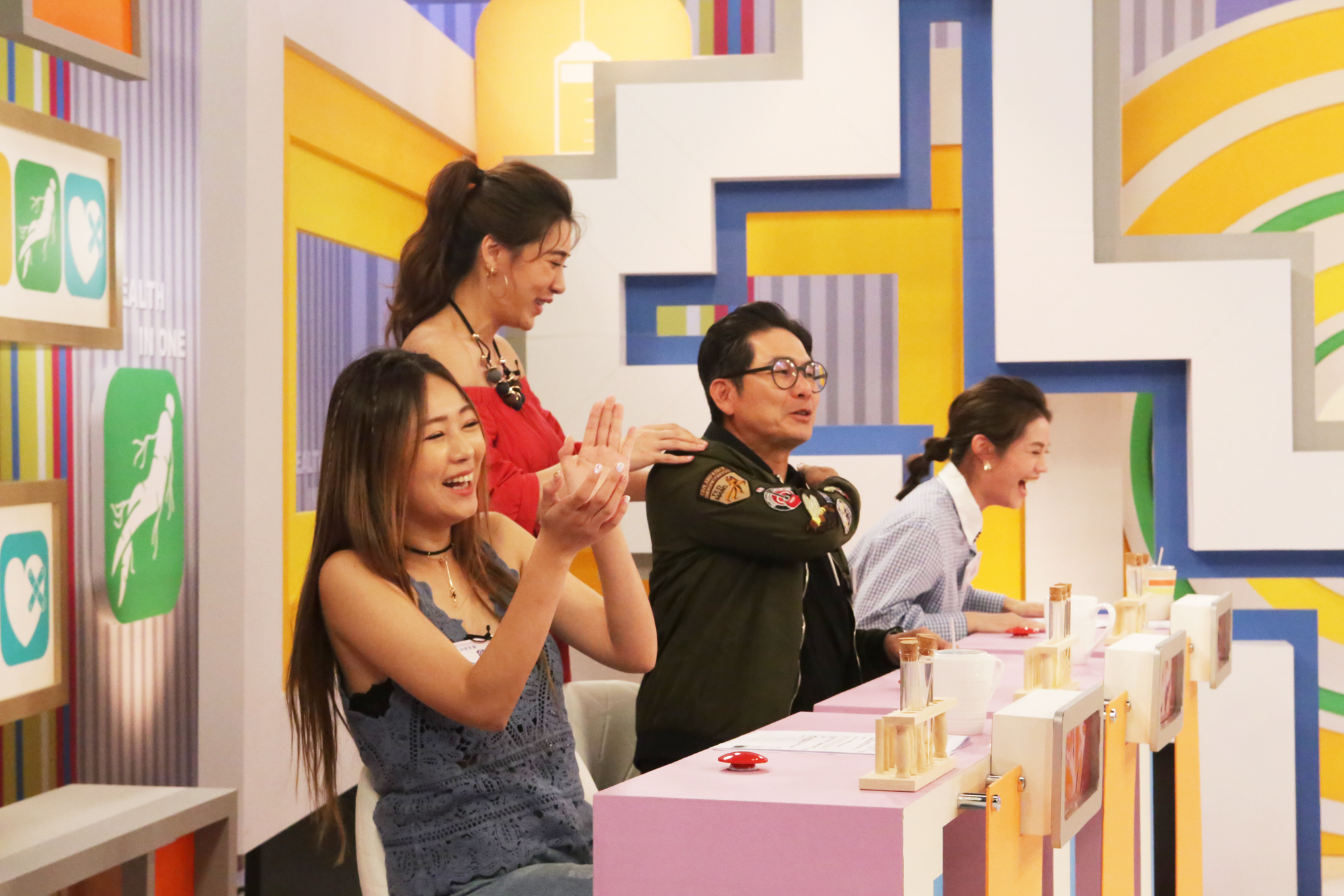 詹子晴年輕時曾經出過嚴重車禍，脊椎都留下後遺症，常常一久坐屁股就會麻掉。（緯來提供）