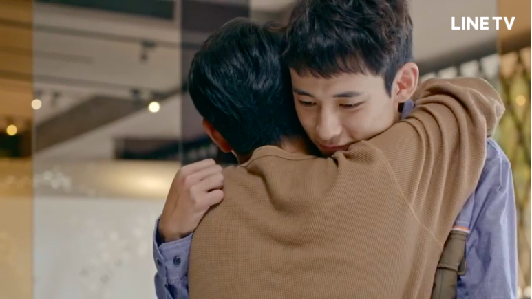 徐鈞浩（右）與陳家逵互動感人，徐鈞浩被傳統的父親祝福，就從這個擁抱開始。（CME提供）