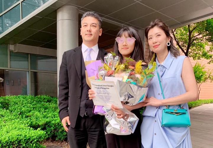 昨天（12日）是梧桐妹畢業典禮，賈靜雯和孫志浩久別多年同框。（翻攝自賈靜雯臉書）