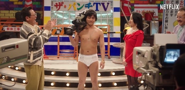 山田孝之在《AV帝王》挑戰出道以來最大尺度，穿著白色內褲扛著攝影機上場。（翻攝自YouTuBe）