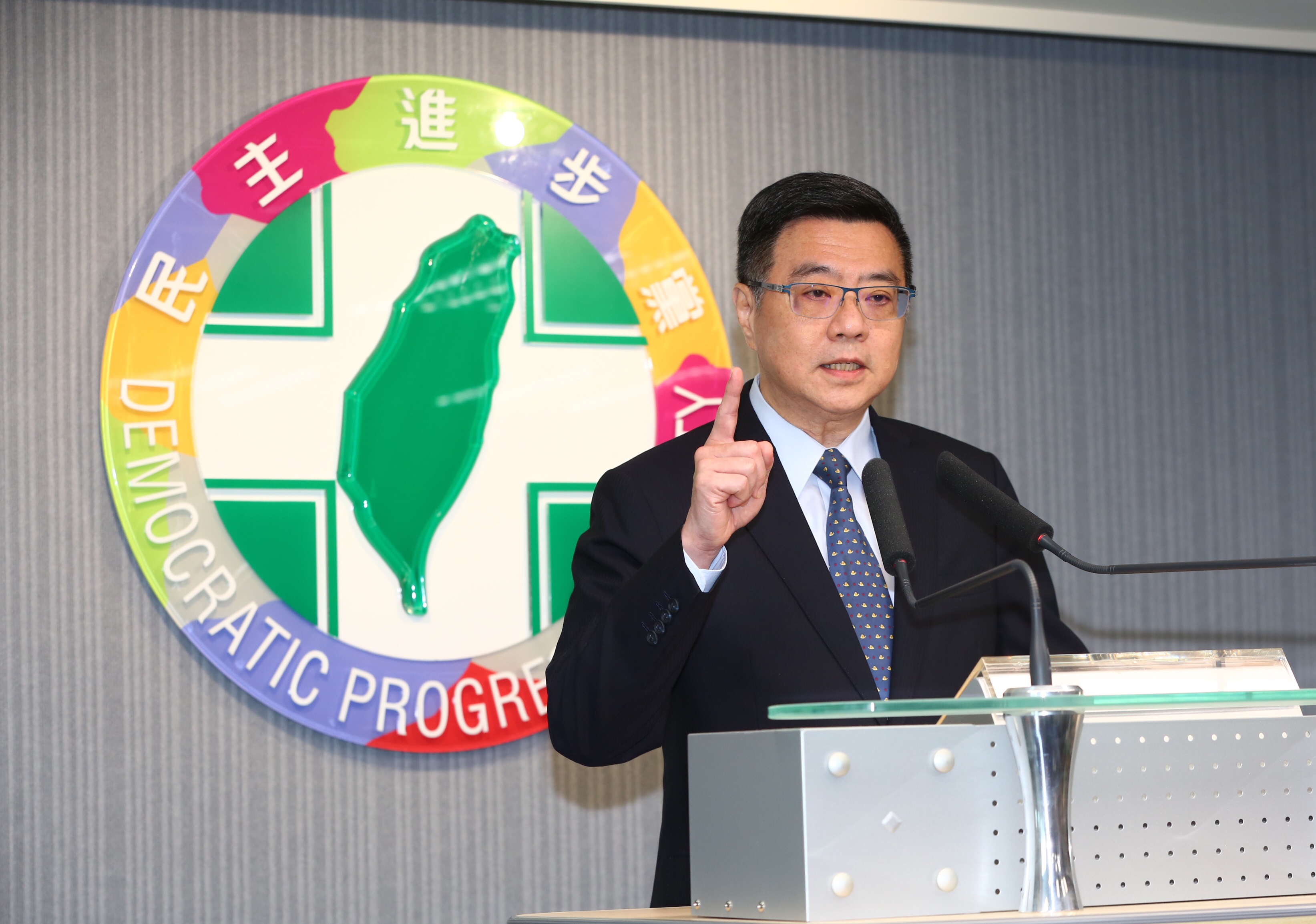 民進黨主席卓榮泰公布總統初選民調結果。