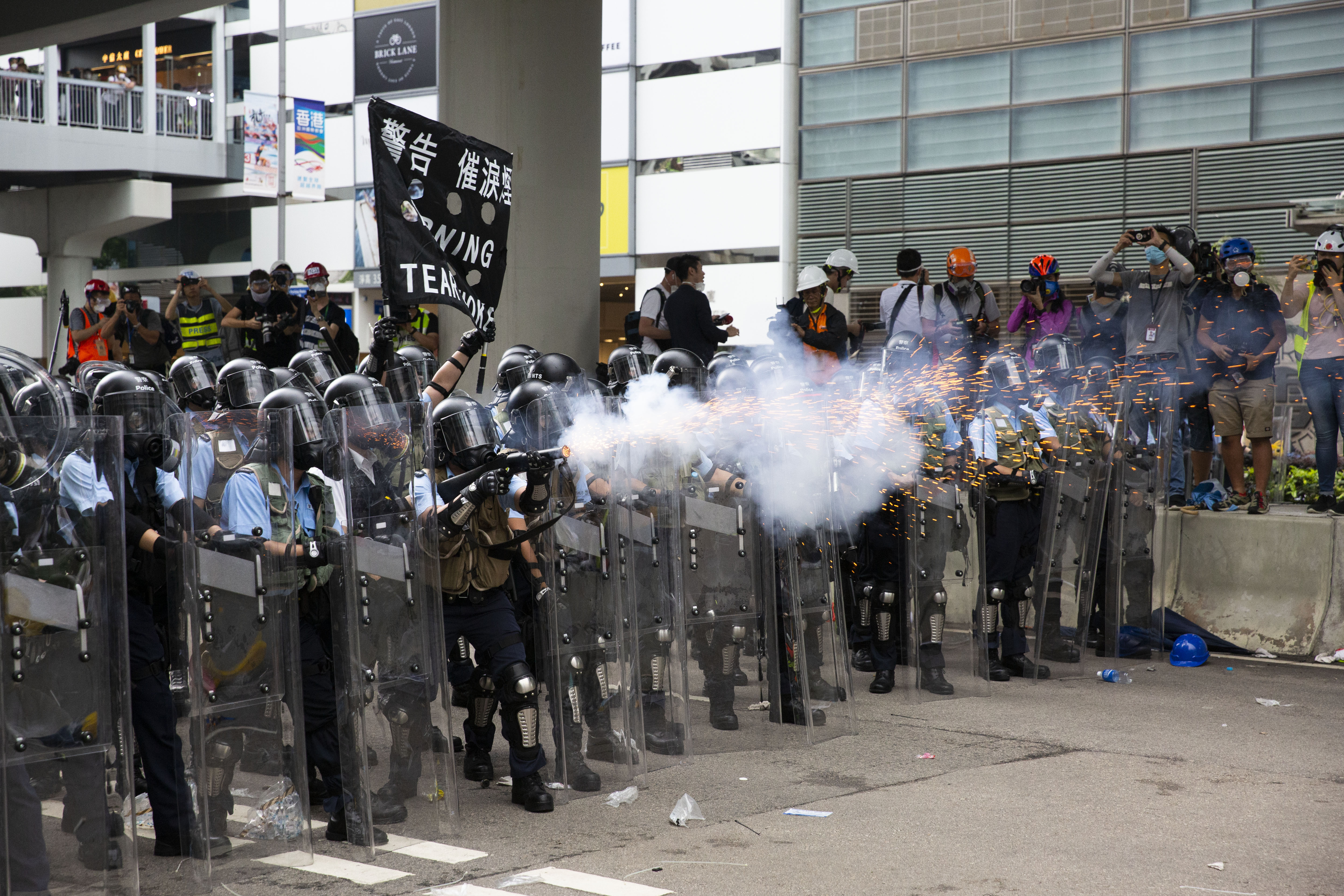 香港反送中612罷工活動爆發警民衝突，連日本NHK報導也被中國斷訊。