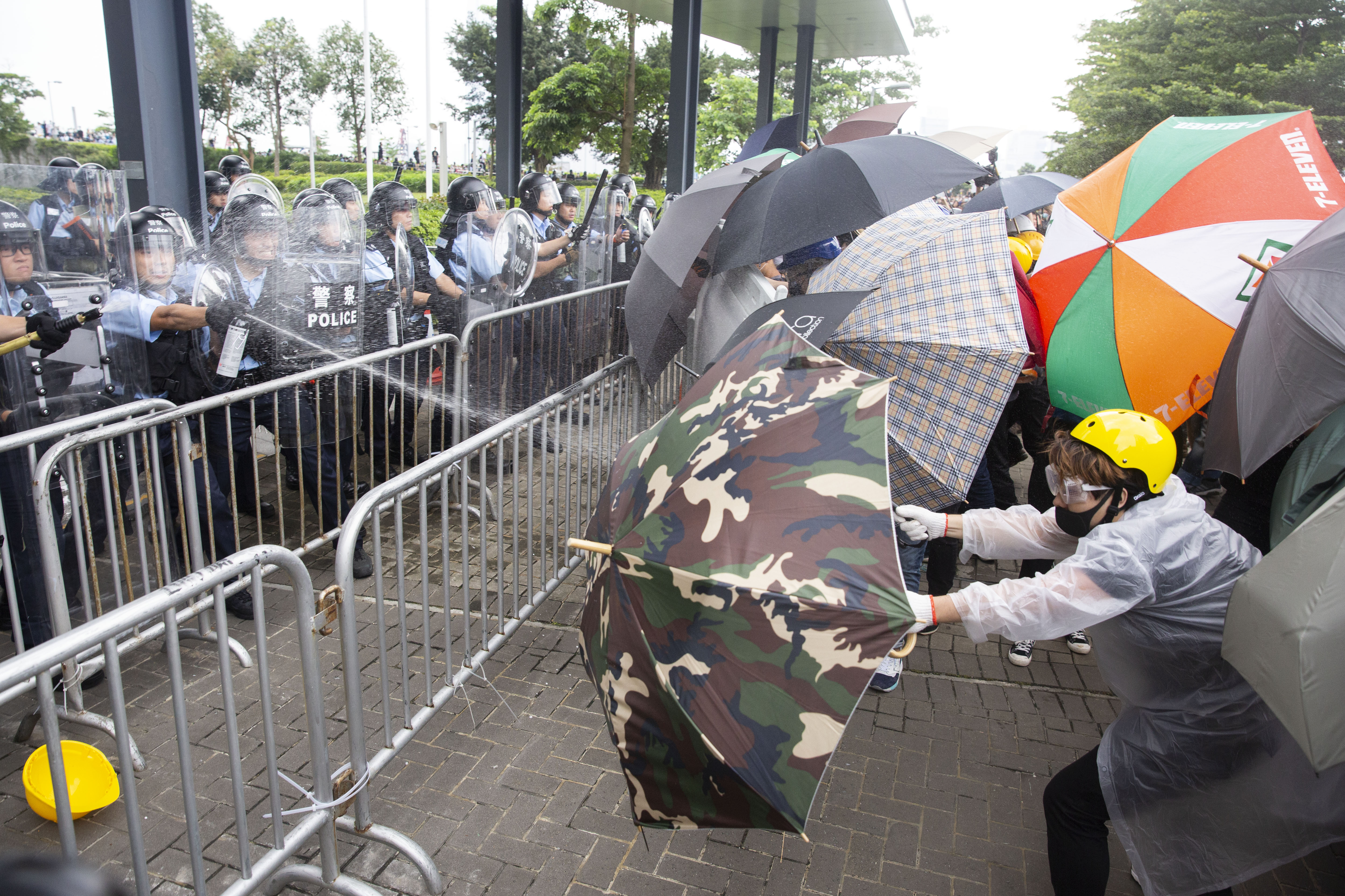 香港反送中612罷工活動爆發警民衝突，中國媒體全面噤聲，連外國媒體在中國的報導自由也被干預。