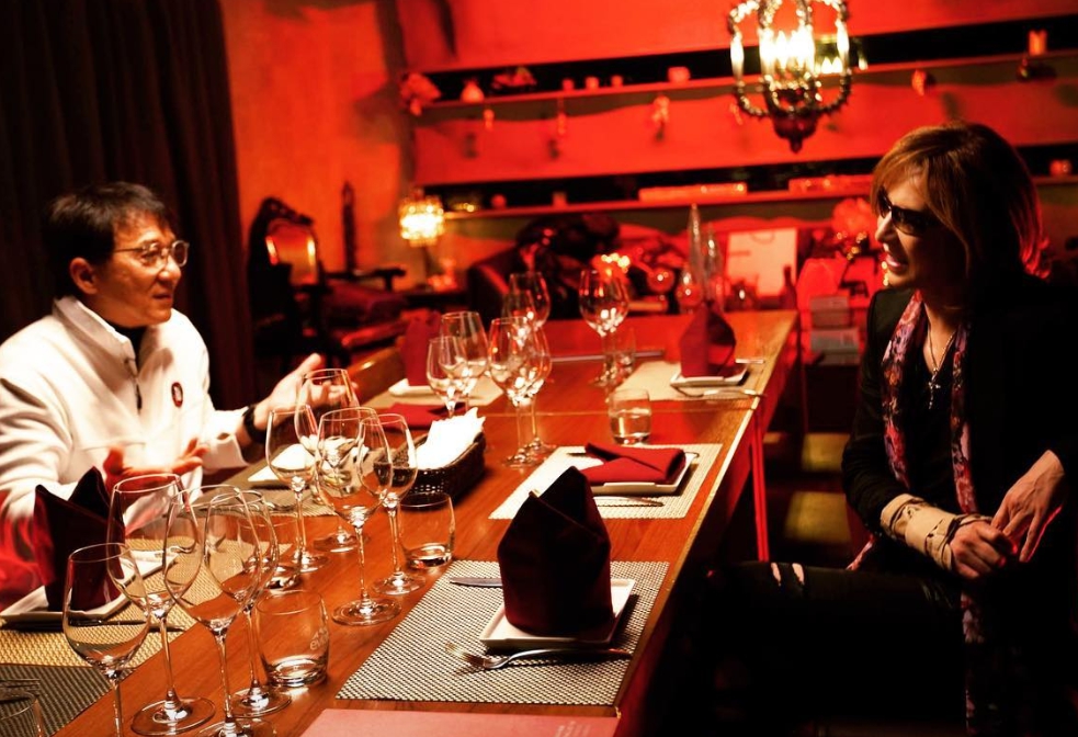 Yoshiki在臉書上貼出成龍一起吃飯的照片，引來網友洗版。（翻攝Yoshiki臉書粉絲團）