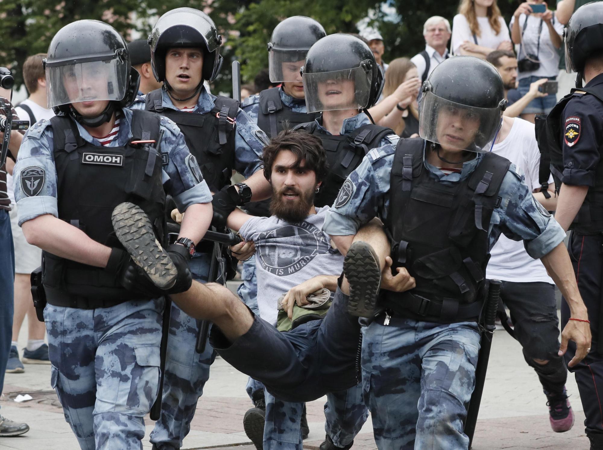 俄羅斯記者戈盧諾夫遭當局以莫須有的罪名逮捕軟禁,觸發人民怒火,選在國慶日當天走上街頭。(東方IC)