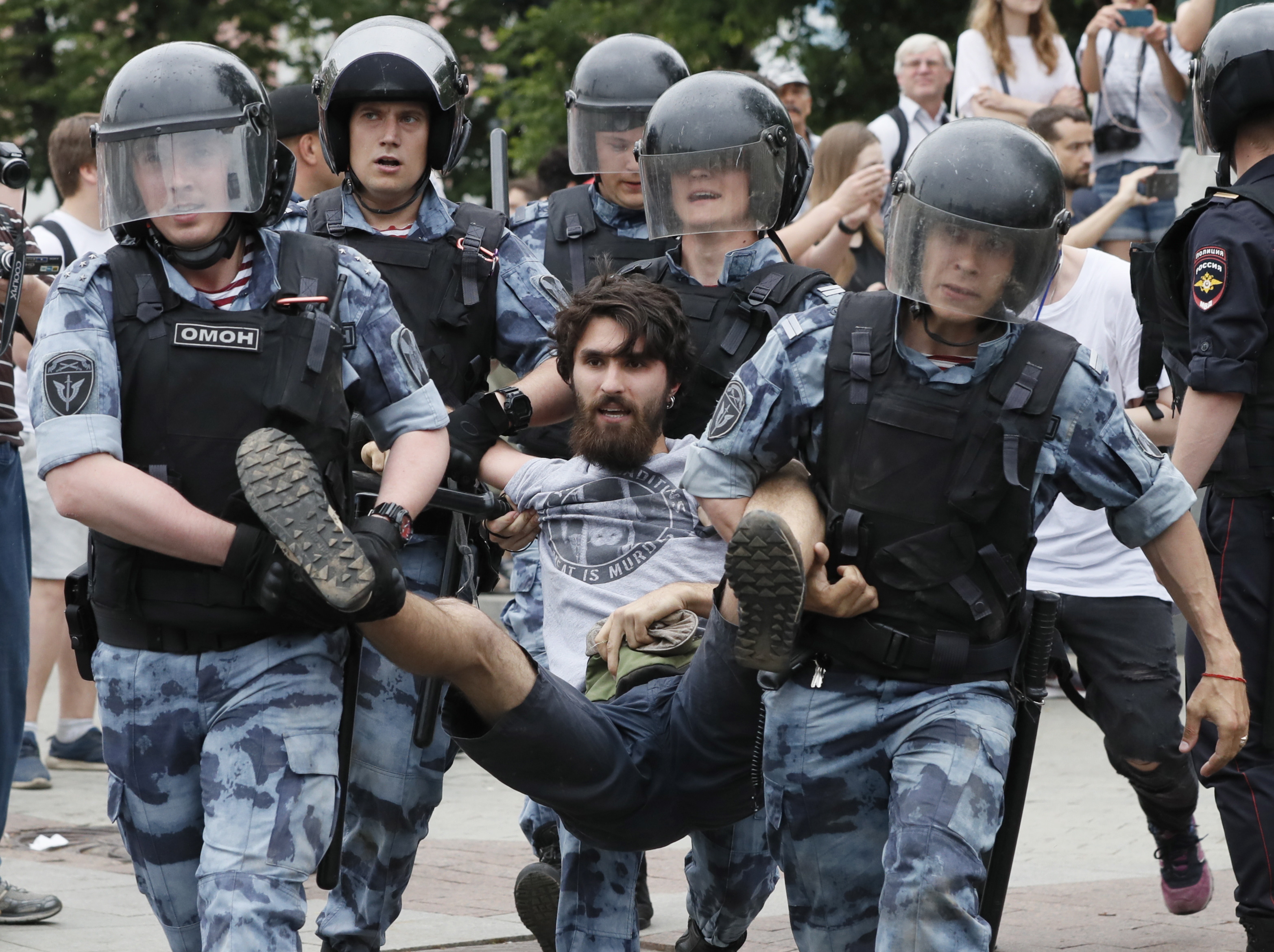 俄羅斯記者戈盧諾夫遭當局以莫須有的罪名逮捕軟禁,觸發人民怒火,選在國慶日當天走上街頭。(東方IC)