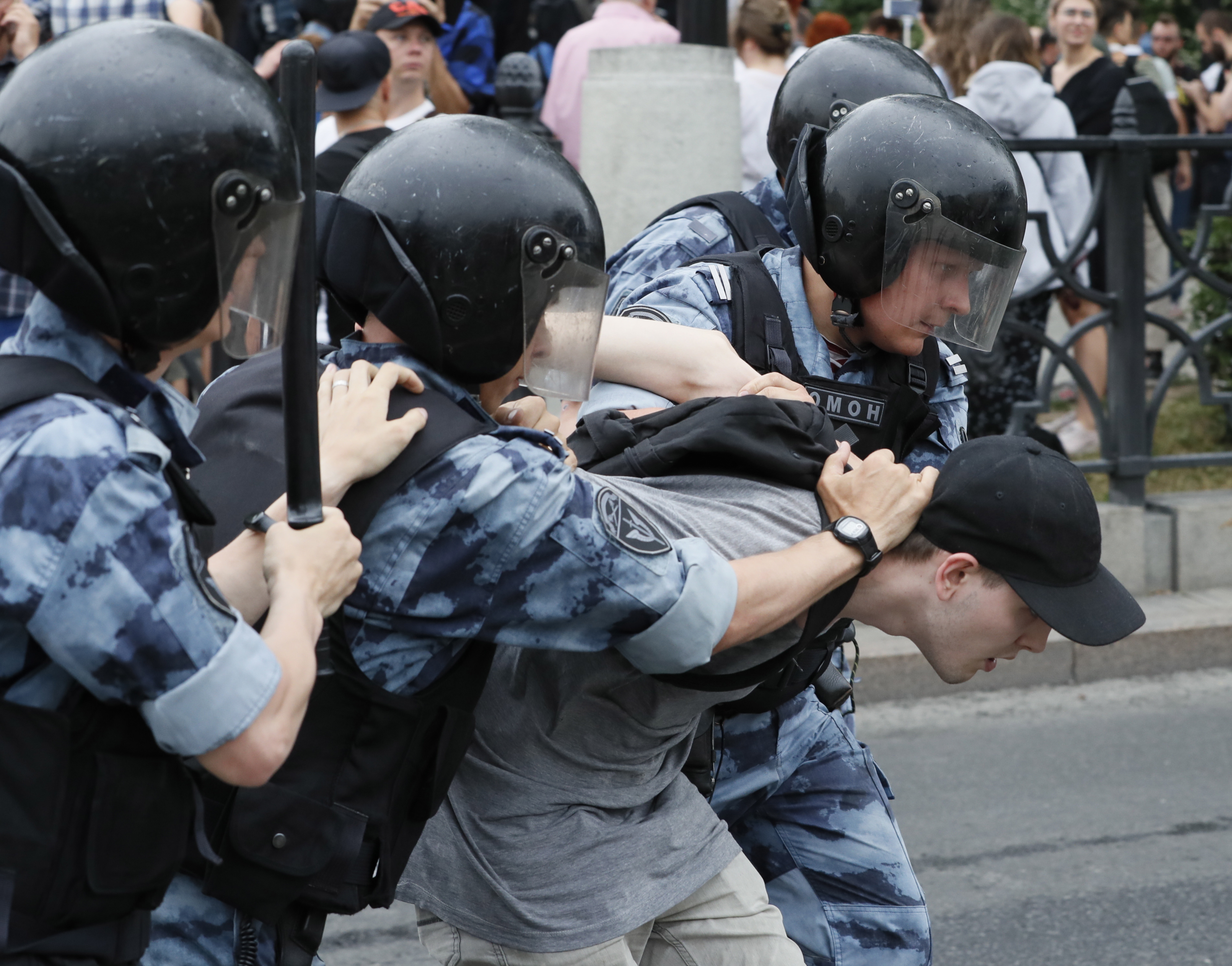 俄羅斯記者戈盧諾夫遭當局以莫須有的罪名逮捕軟禁，觸發人民怒火，選在國慶日當天走上街頭。（東方IC）