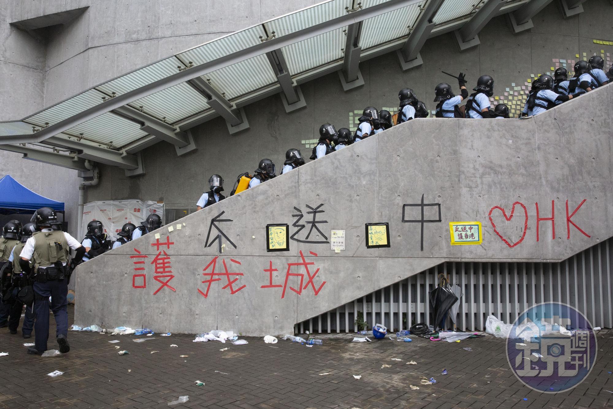對香港人民進行攻擊的不只現場的警察,還有駭客。