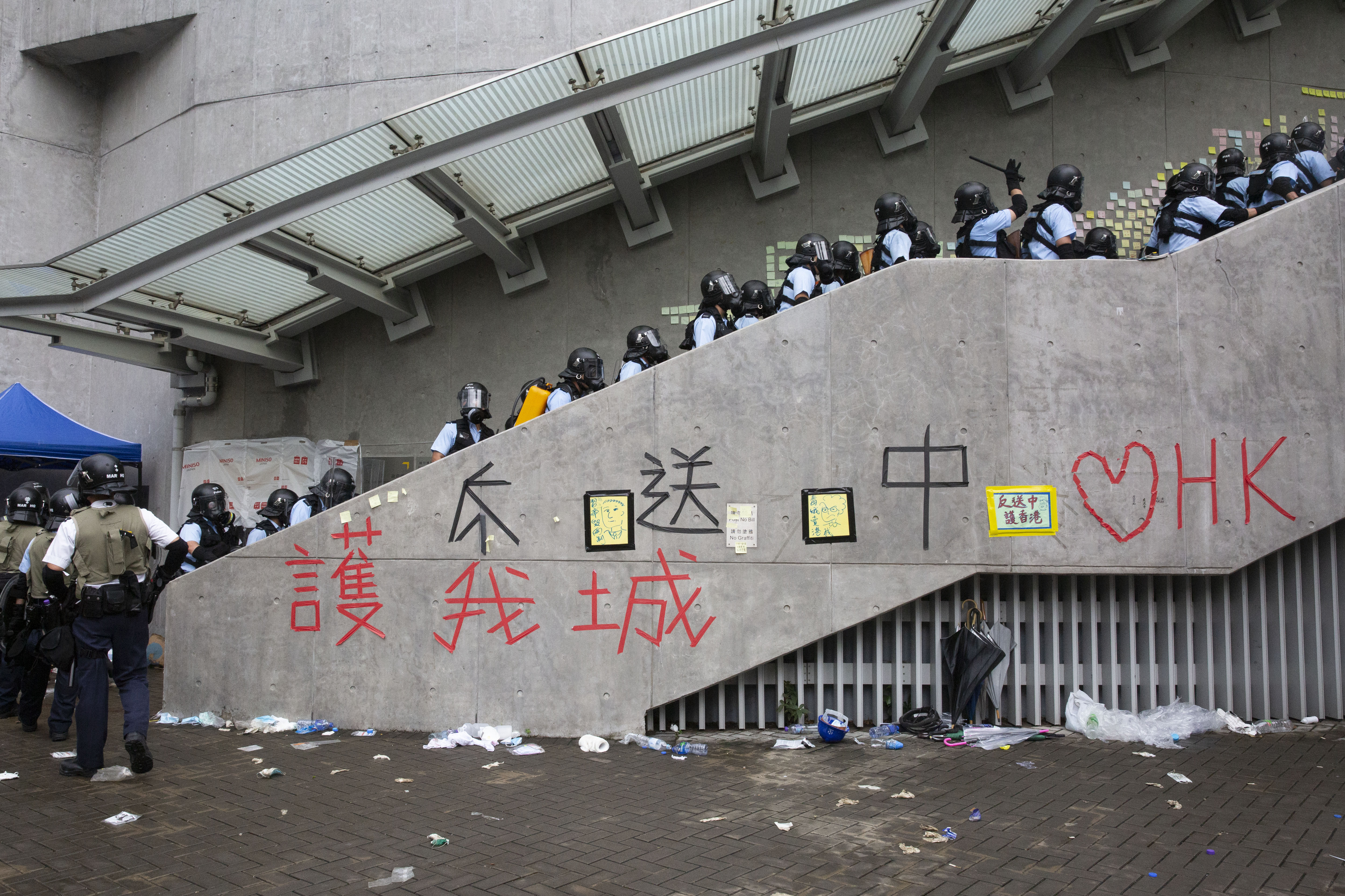 對香港人民進行攻擊的不只現場的警察,還有駭客。