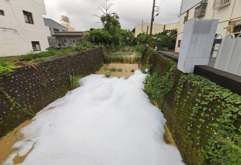 彰化大樹坑排水大雨過後變成泡泡河。（彰化縣政府提供）